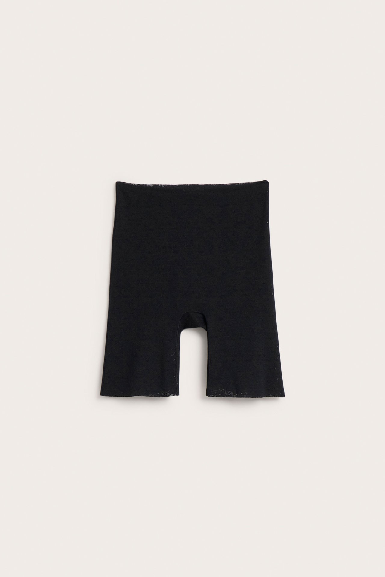 Framifrån, svarta högmidjade shorts i stretchig spets med rena kanter, plattlagda.