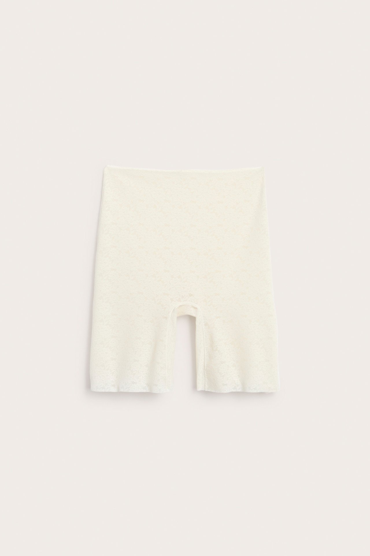Framifrån: offwhite högmidjade shorts i stretchig spets.
