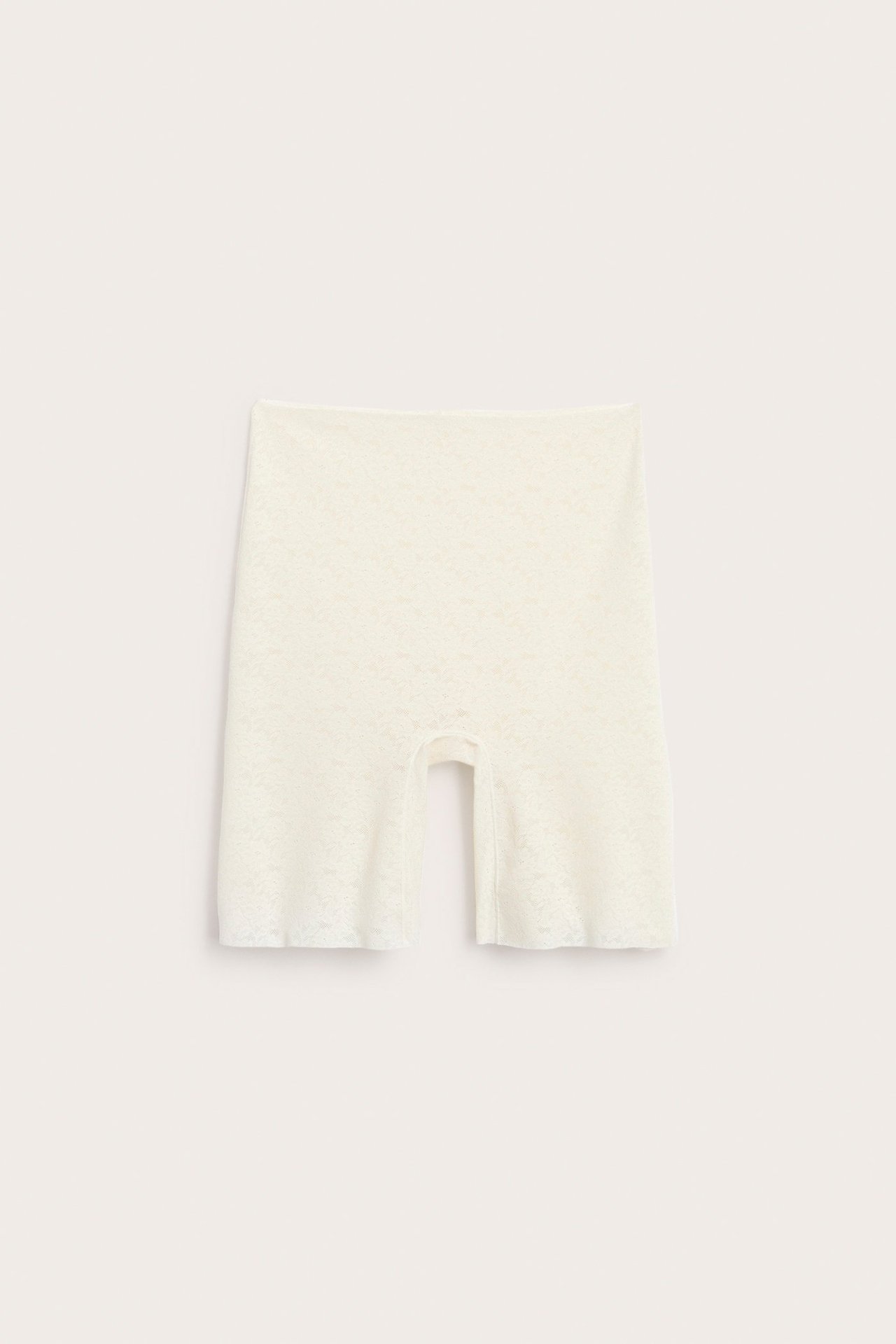 Framifrån: offwhite högmidjade shorts i stretchig spets.