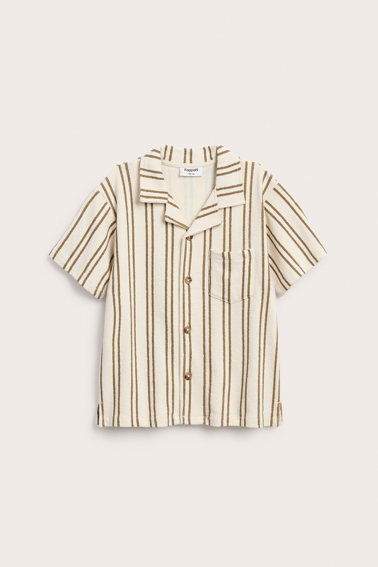 Frontvy: Ljusbeige randig barnskjorta i bomullstrikå med kort ärm, slagkrage och knappar fram.