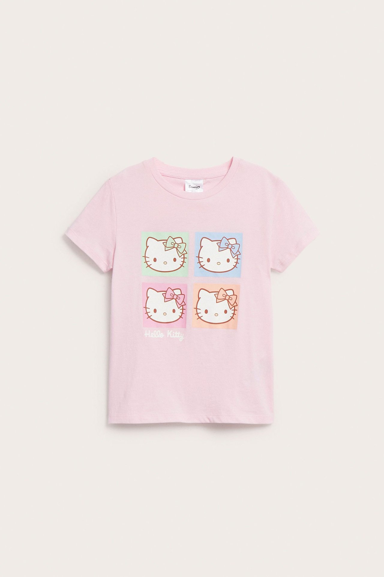 Framsida av en rosa T-shirt i bomull för barn med färgglatt Hello Kitty grafiktryck framtill.