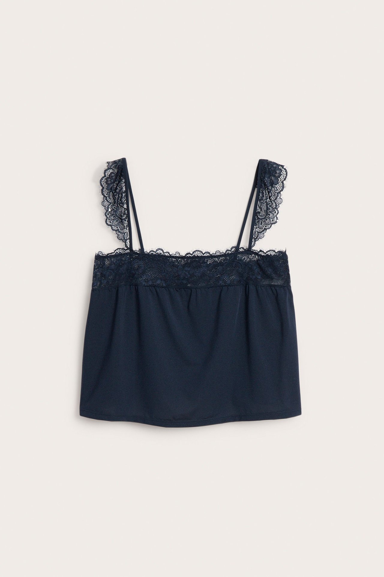 Framifrån: Mörkblå satinlinne med spetsdetaljer i halsringning och spetsklädda axelband.