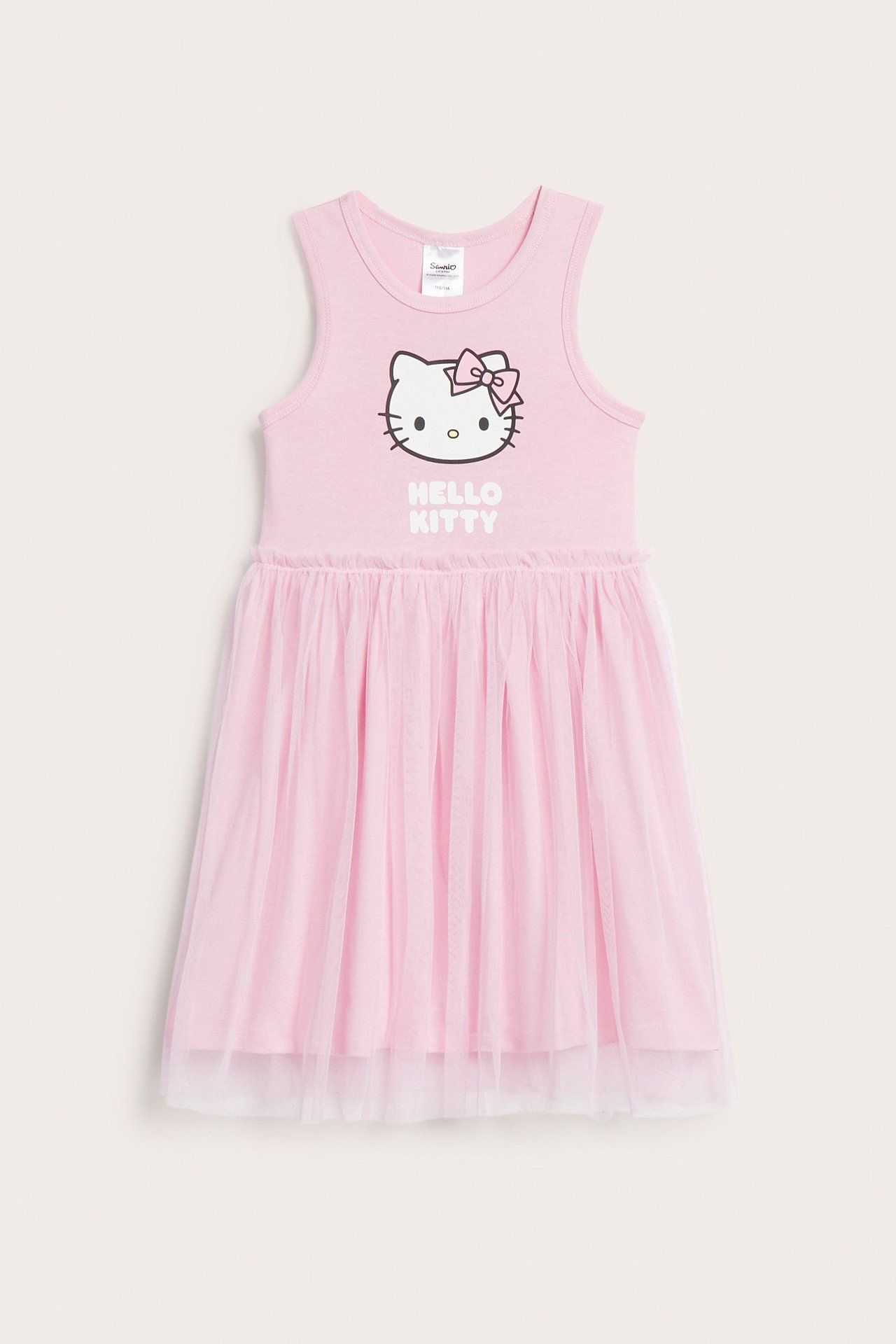 Edestäpäin, vaaleanpunainen hihaton trikoomekko, jossa Hello Kitty -painatus ja rypytetty tyllihame.