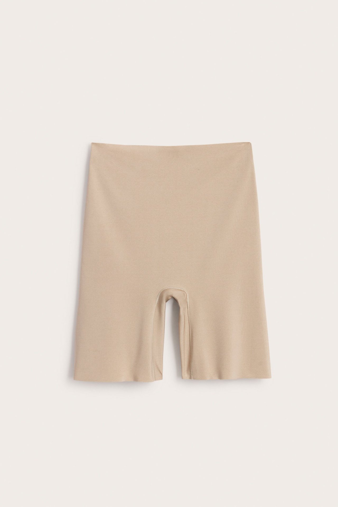 Edestäpäin näkymä ruskeista saumattomista korkeavyötäröisistä muotoilusortseista, litteänä, kevyt muoto.