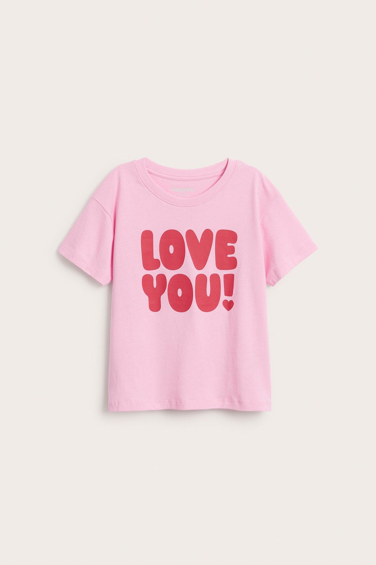 Widok z przodu różowej bawełnianej koszulki dziecięcej z czerwonym nadrukiem "LOVE YOU!".