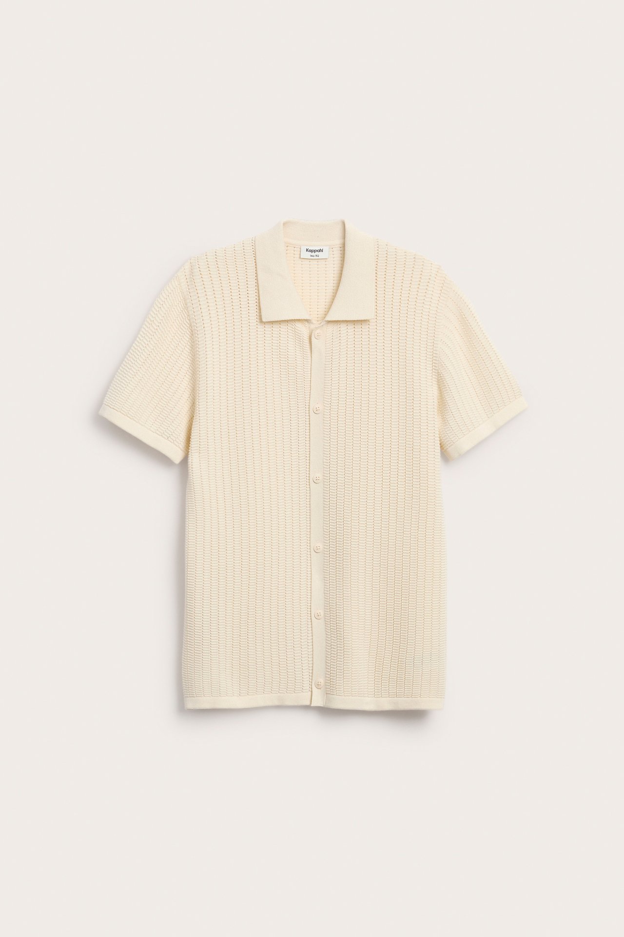 Edestä, vaaleabeige lyhythihainen puuvillapaita, resort-kaulus ja napit edessä.