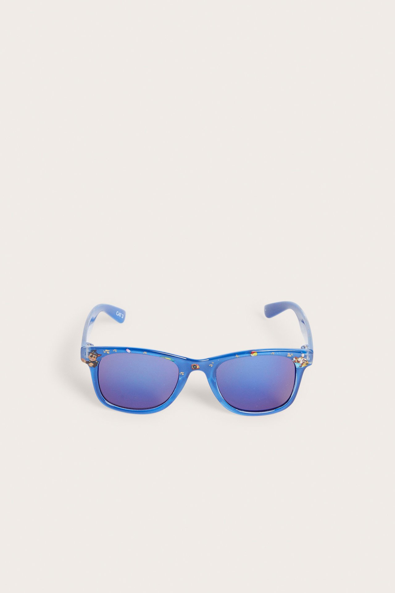 Widok z przodu niebieskich, plastikowych okularów przeciwsłonecznych z wzorem Psi Patrol i niebieskimi lustrzanymi soczewkami.