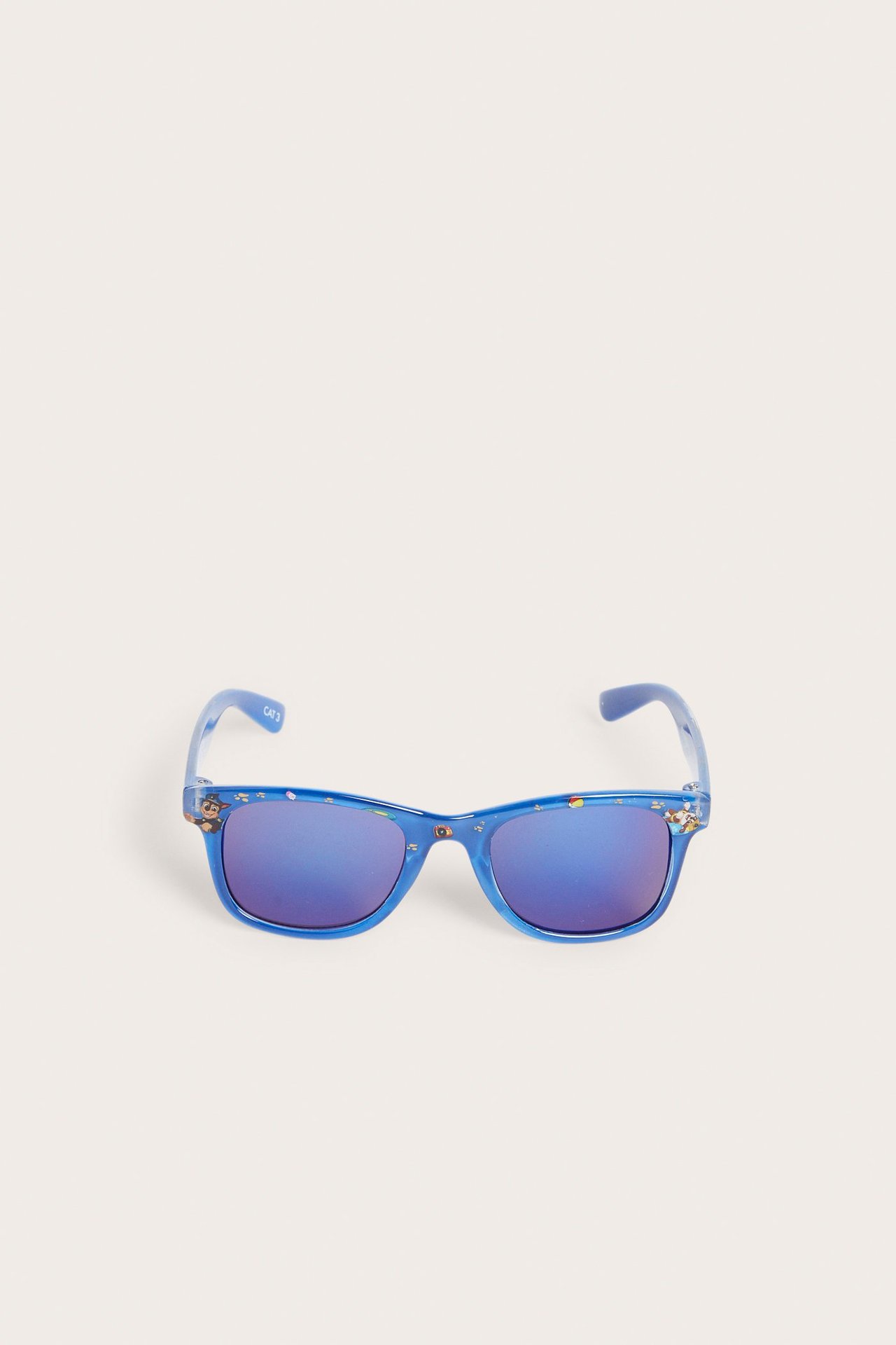 Edestä näkymä sinisistä muovisista Paw Patrol -kuvioiduista aurinkolaseista sinisillä peililinsseillä.