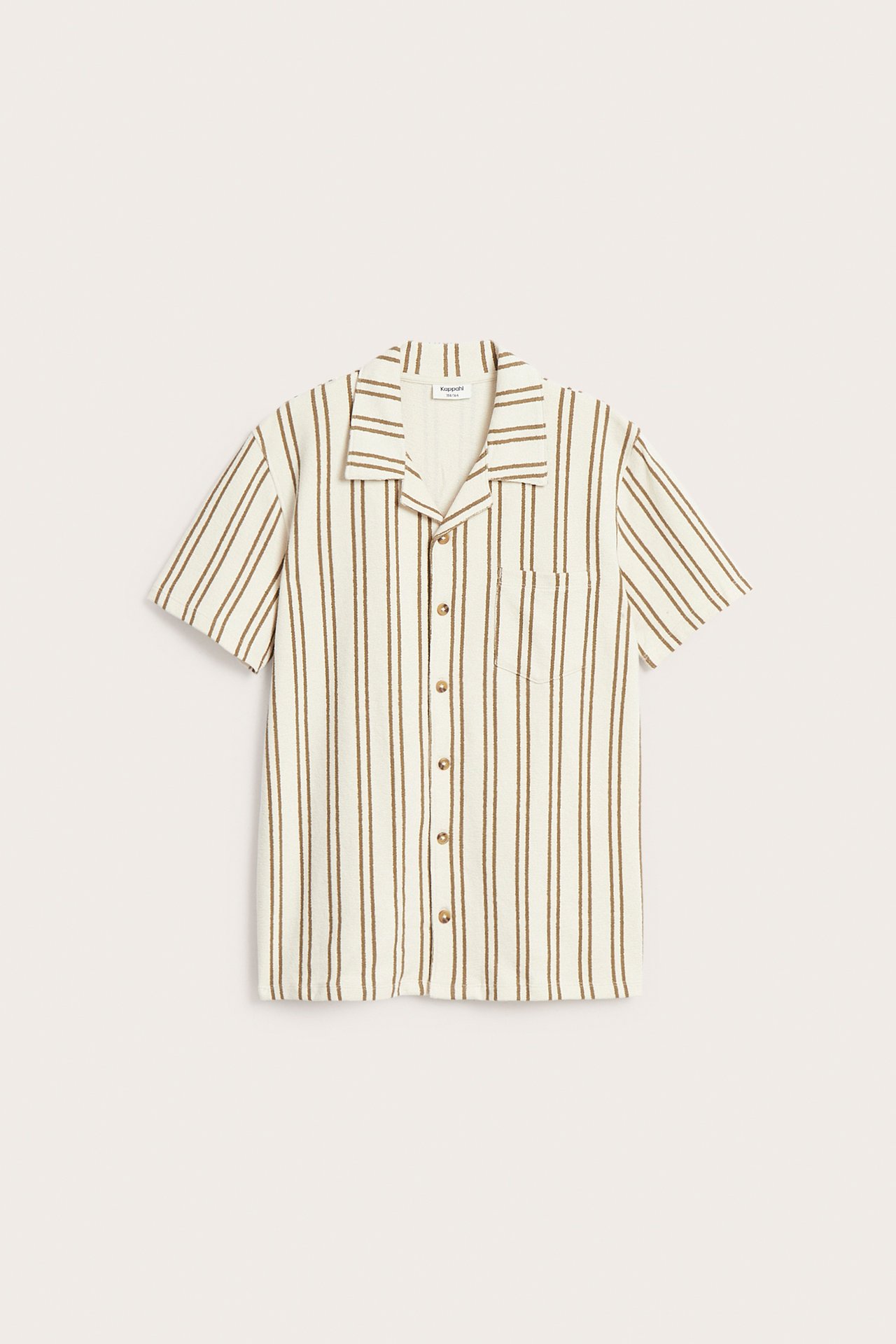 Widok z przodu: kremowa bawełniana koszula w brązowe paski, kołnierz resort, kieszeń i guziki.