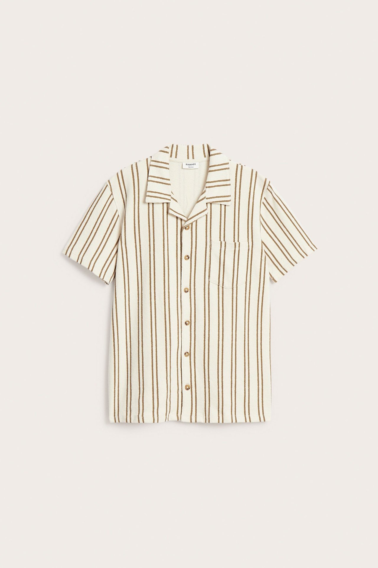 Widok z przodu: kremowa bawełniana koszula w brązowe paski, kołnierz resort, kieszeń i guziki.