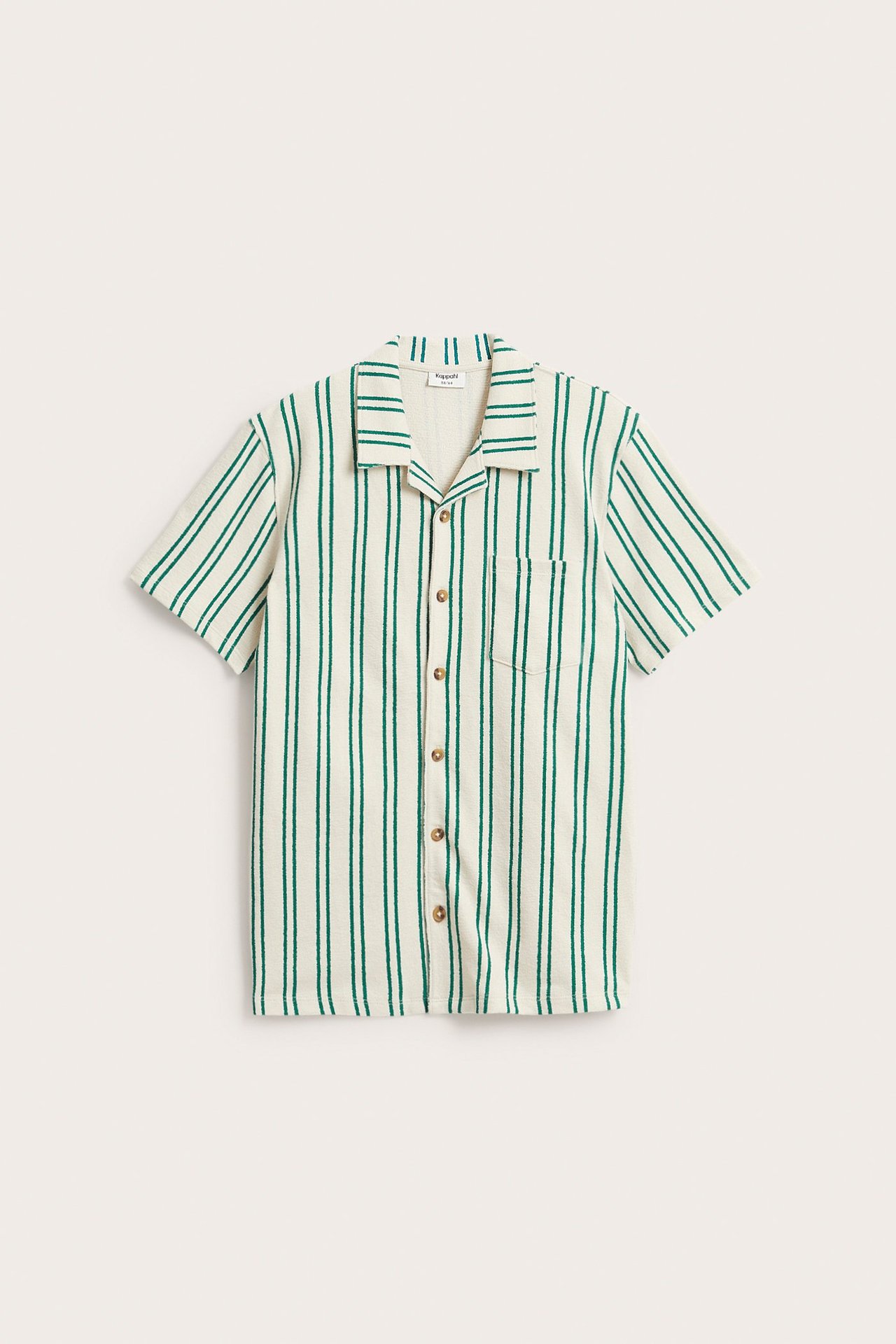 Edestä näkymä: Luonnonvalkoinen lyhythihainen trikoopaita vihreillä raidoilla, resort-kaulus, rintatasku.