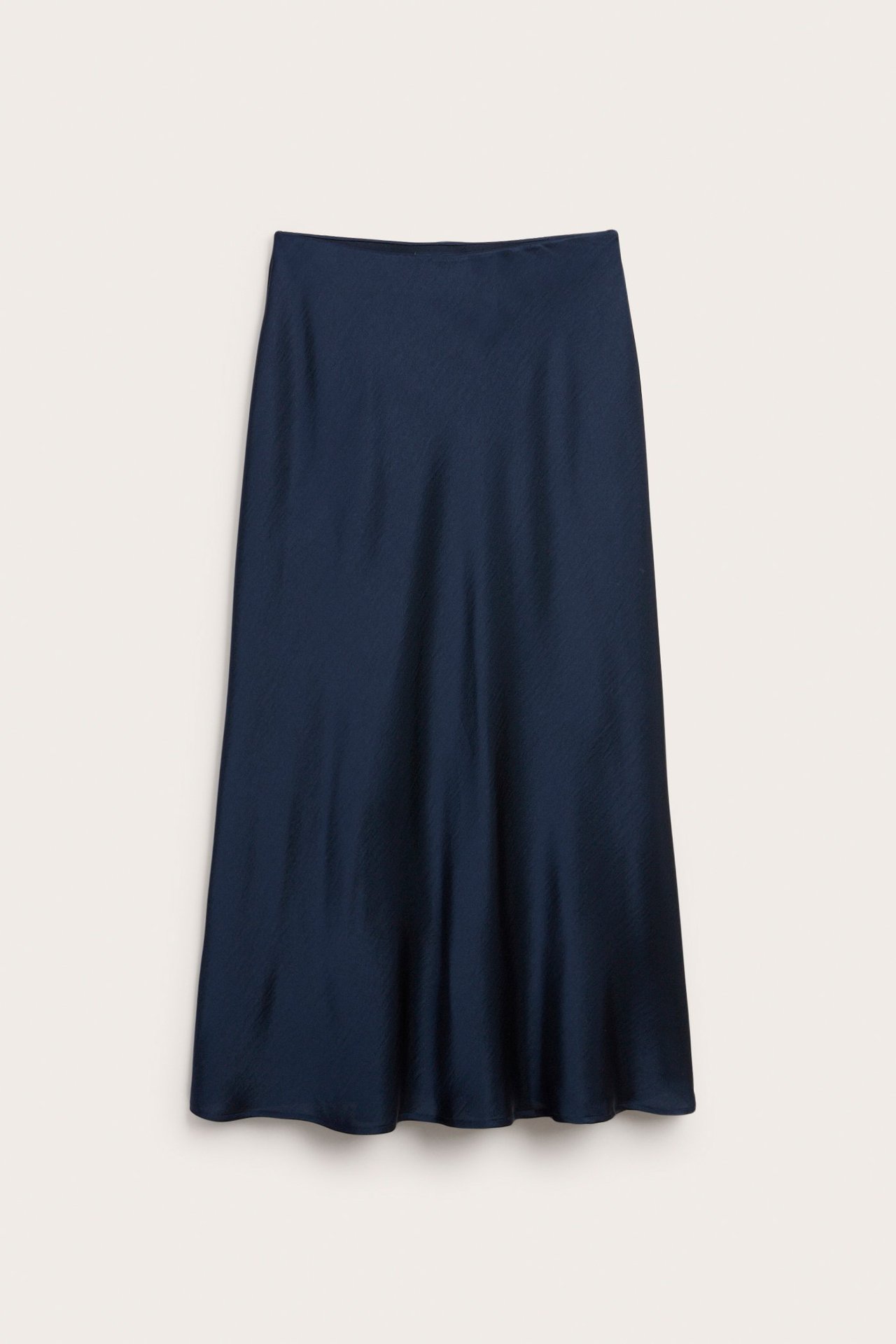 Frontvisning av et mørkeblått utsvingt satengskjørt, flatt liggende.