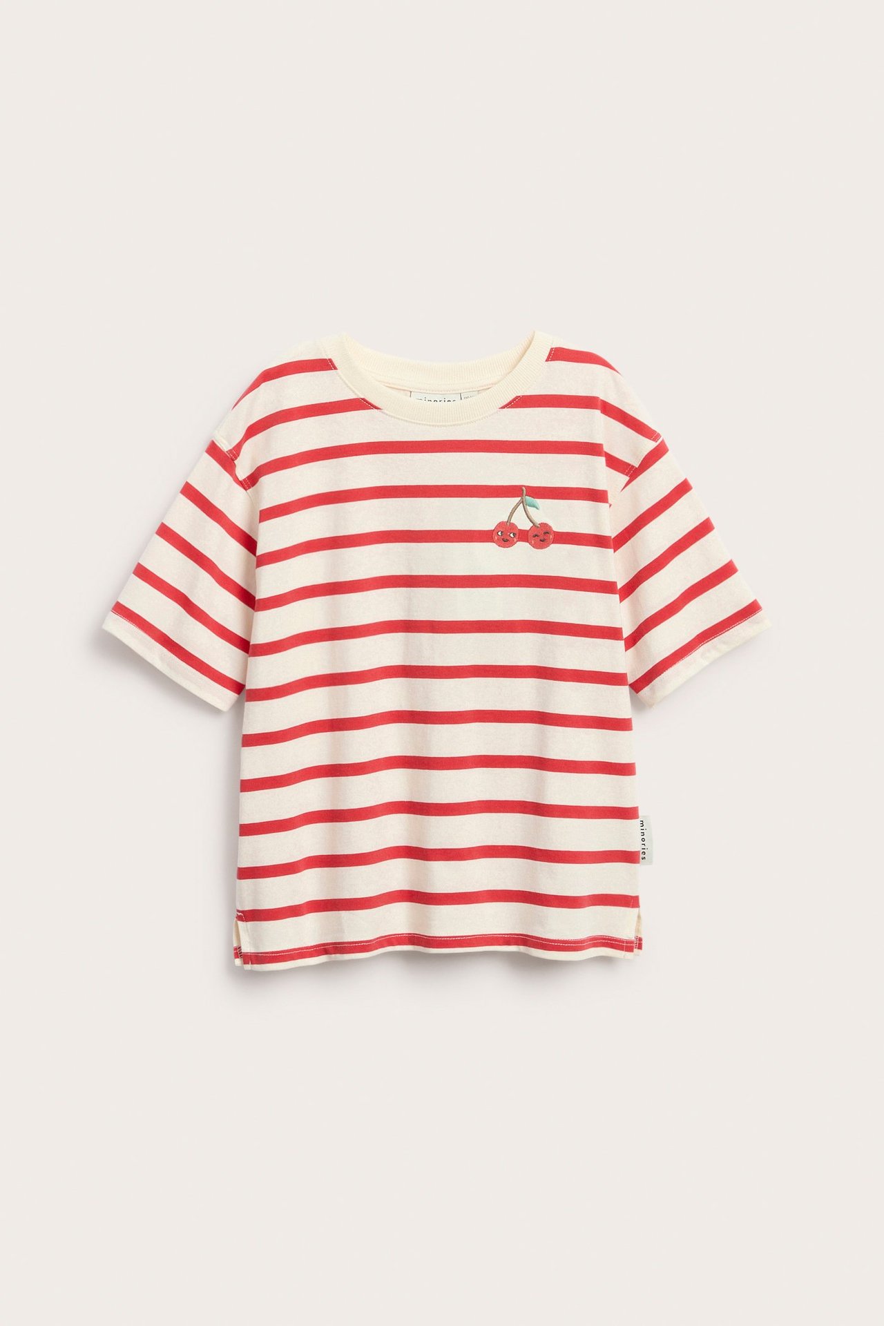 Framifrån: Randig kortärmad t-shirt i off-white och rött med broderade körsbär för barn.