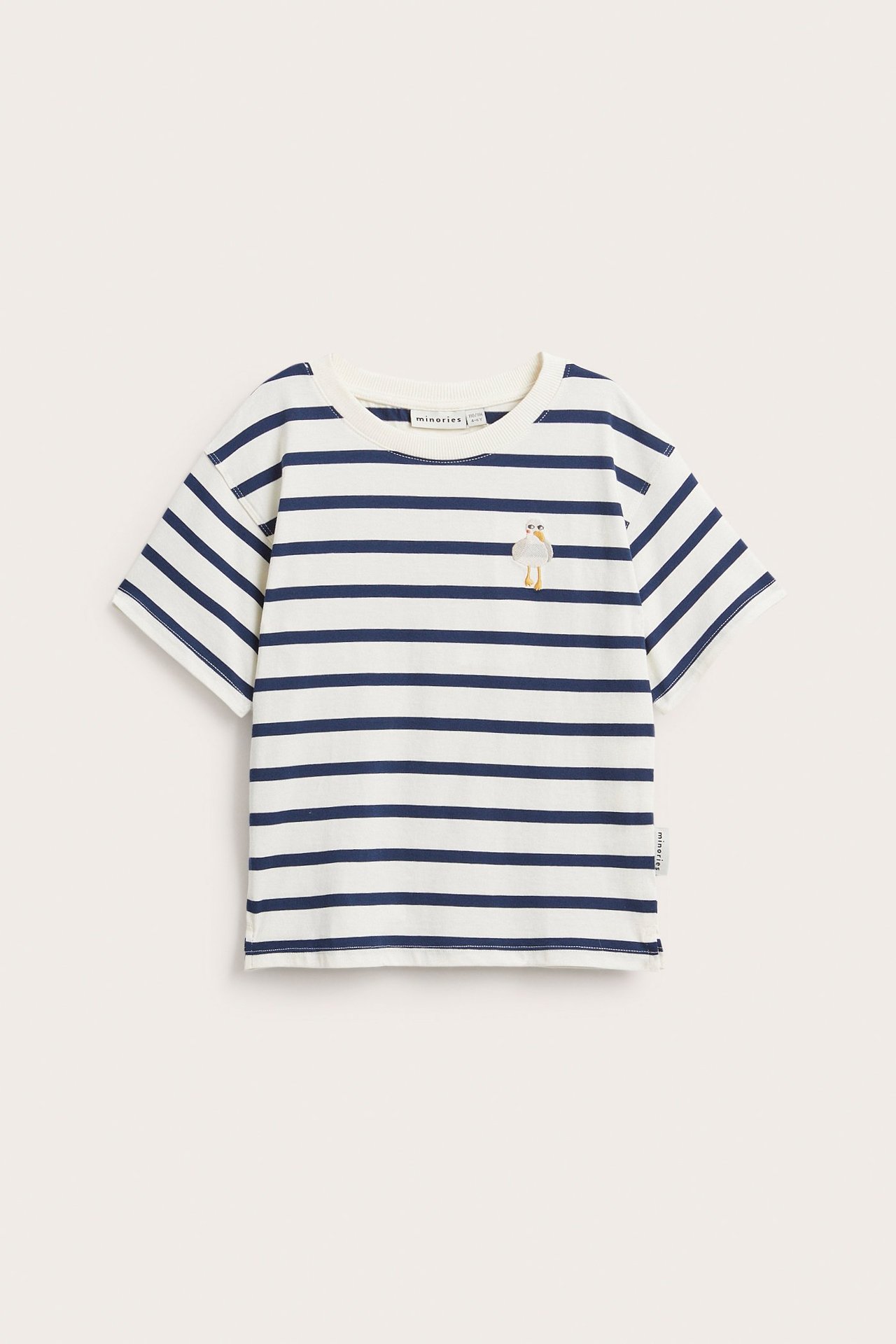 Frontvy av barn t-shirt i bomull, off-white och marinblå randig, med fågelbrodyr på bröstet.