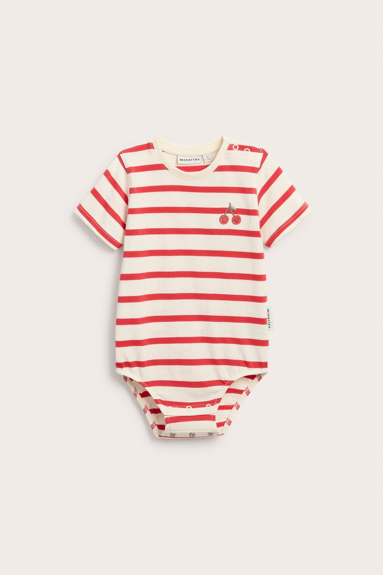 Edestä: Luonnonvalkoinen vauvanbody punaisilla raidoilla, kirsikkakirjailulla ja neppareilla.