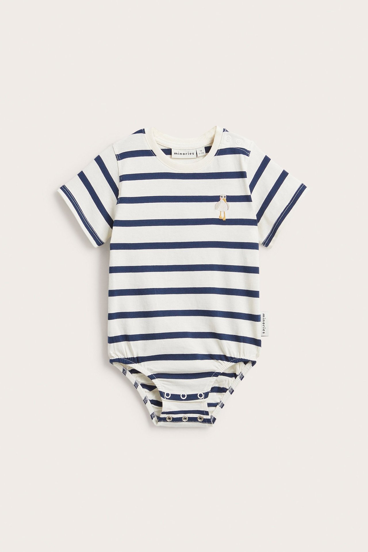 Widok z przodu na biało-niebieskie body niemowlęce w paski z haftem i zapięciem na napy na ramieniu i w kroku.