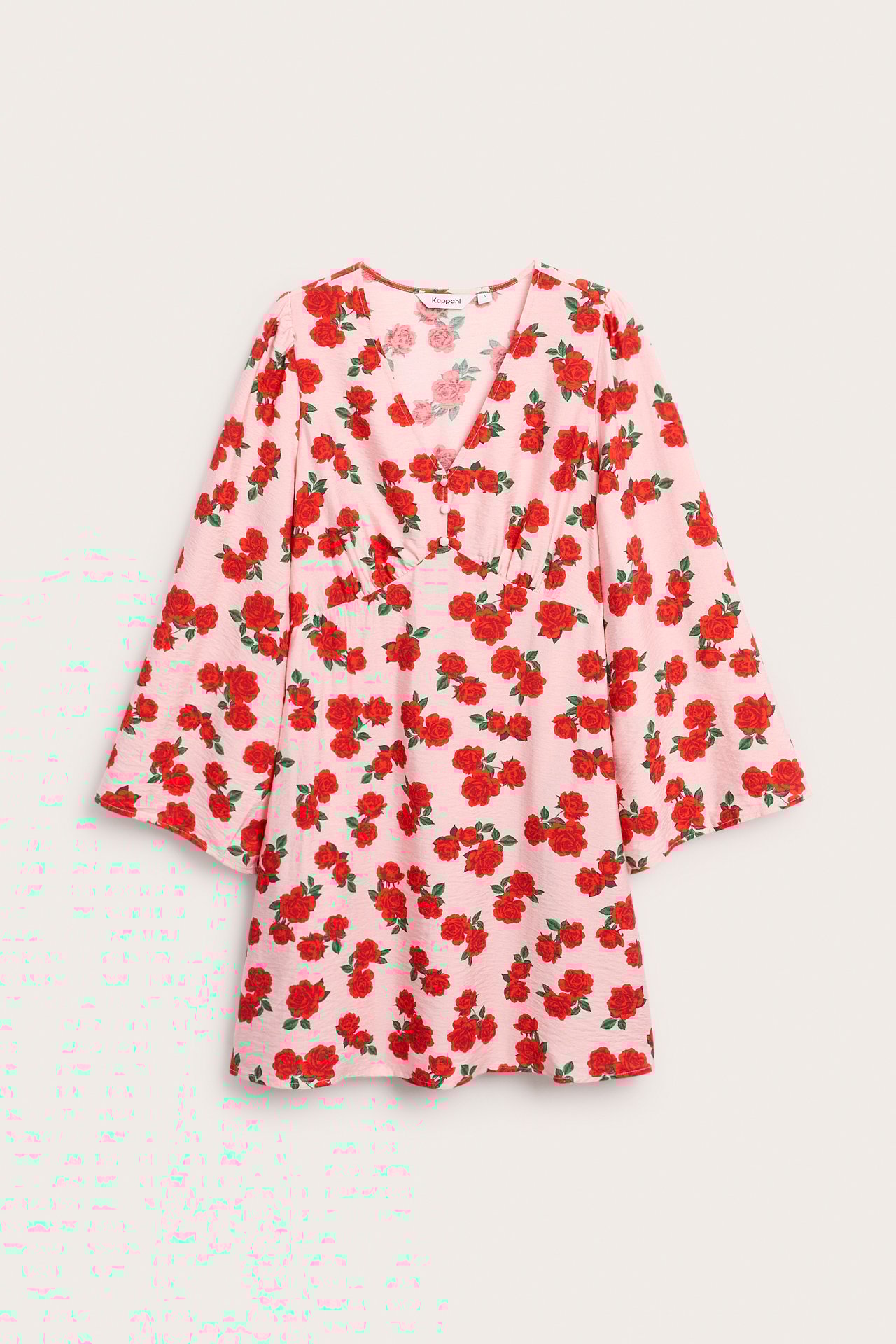Framsida: Ljusrosa A-linjeformad klänning med rött blommönster, V-ringning, volangärm och knappar framtill.