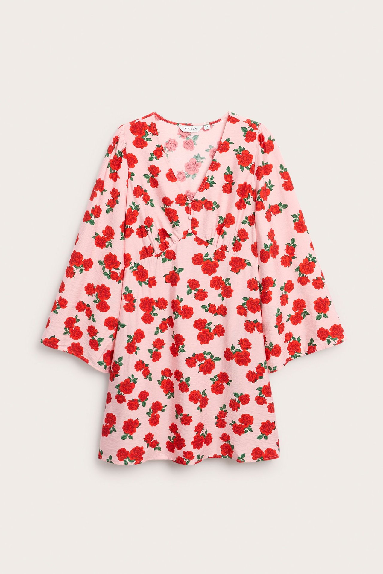 Frontvisning: Lys rosa A-linjeformet kort kjole med rødt blomstermønster, V-hals, volangermer og knapper foran.