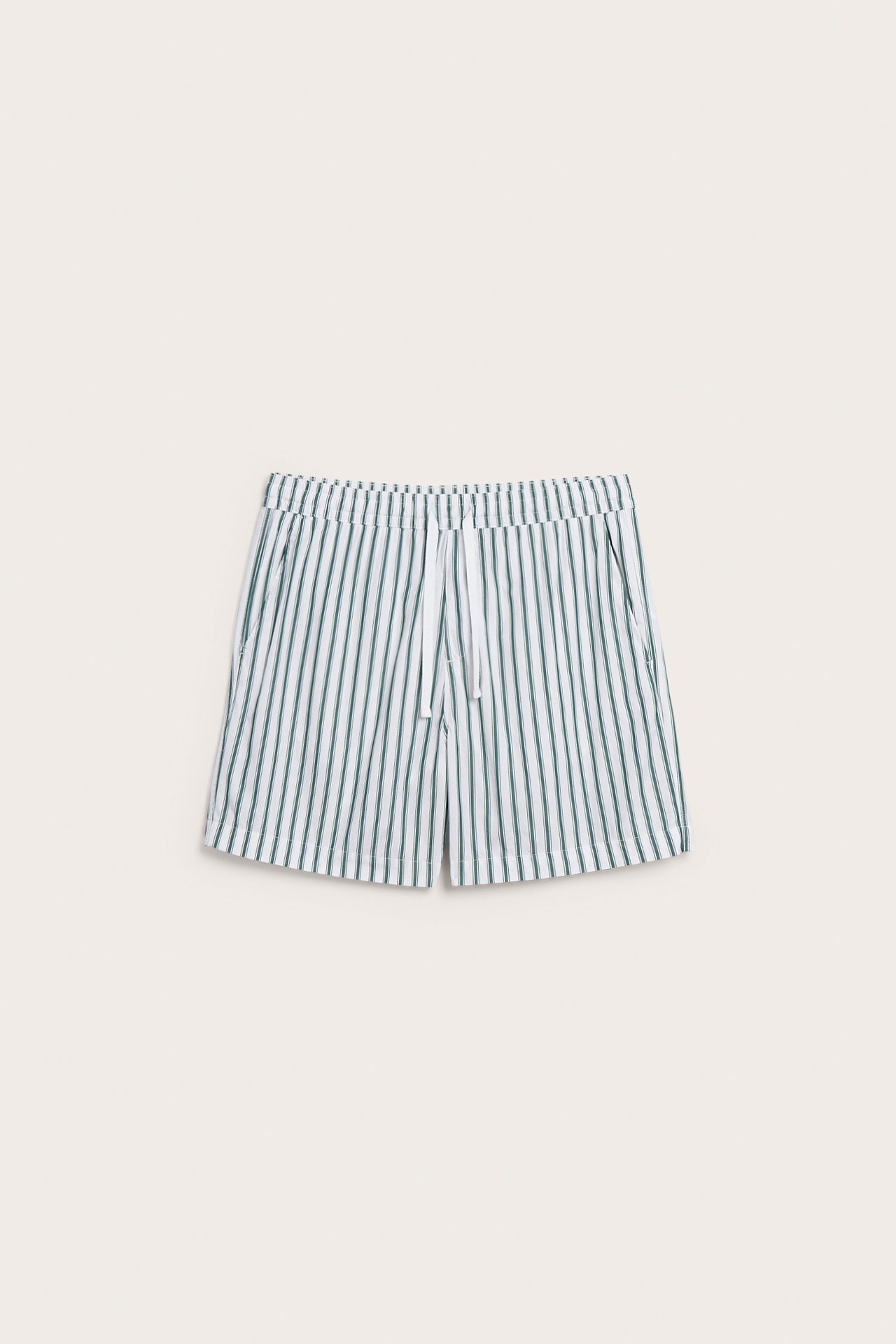 Frontalvisning: hvite bomullspoplinshorts med grønne striper, elastisk midje og snøring.