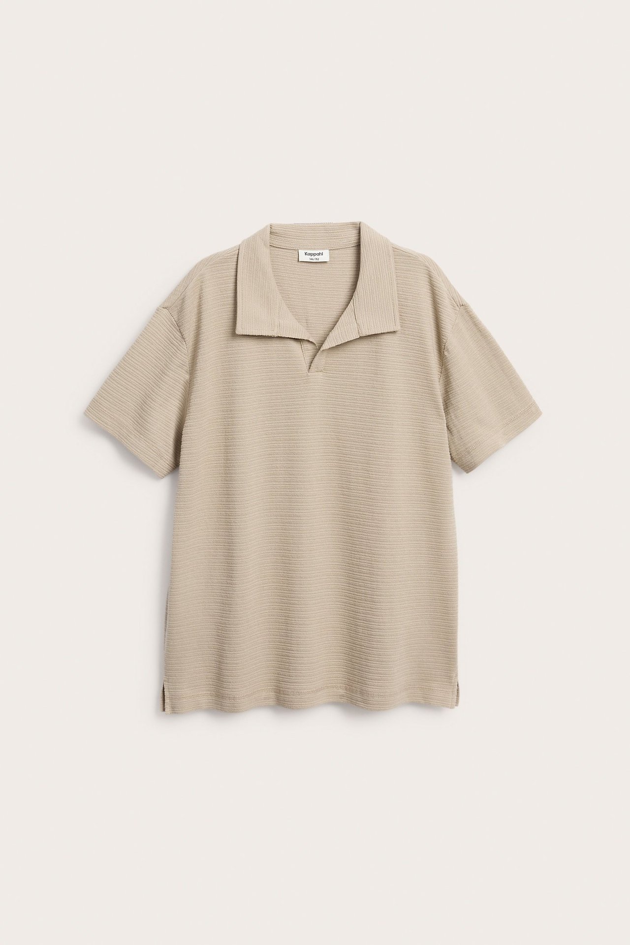 Framsida av en enfärgad beige pikétröja i strukturtyg med korta ärmar och öppen krage.