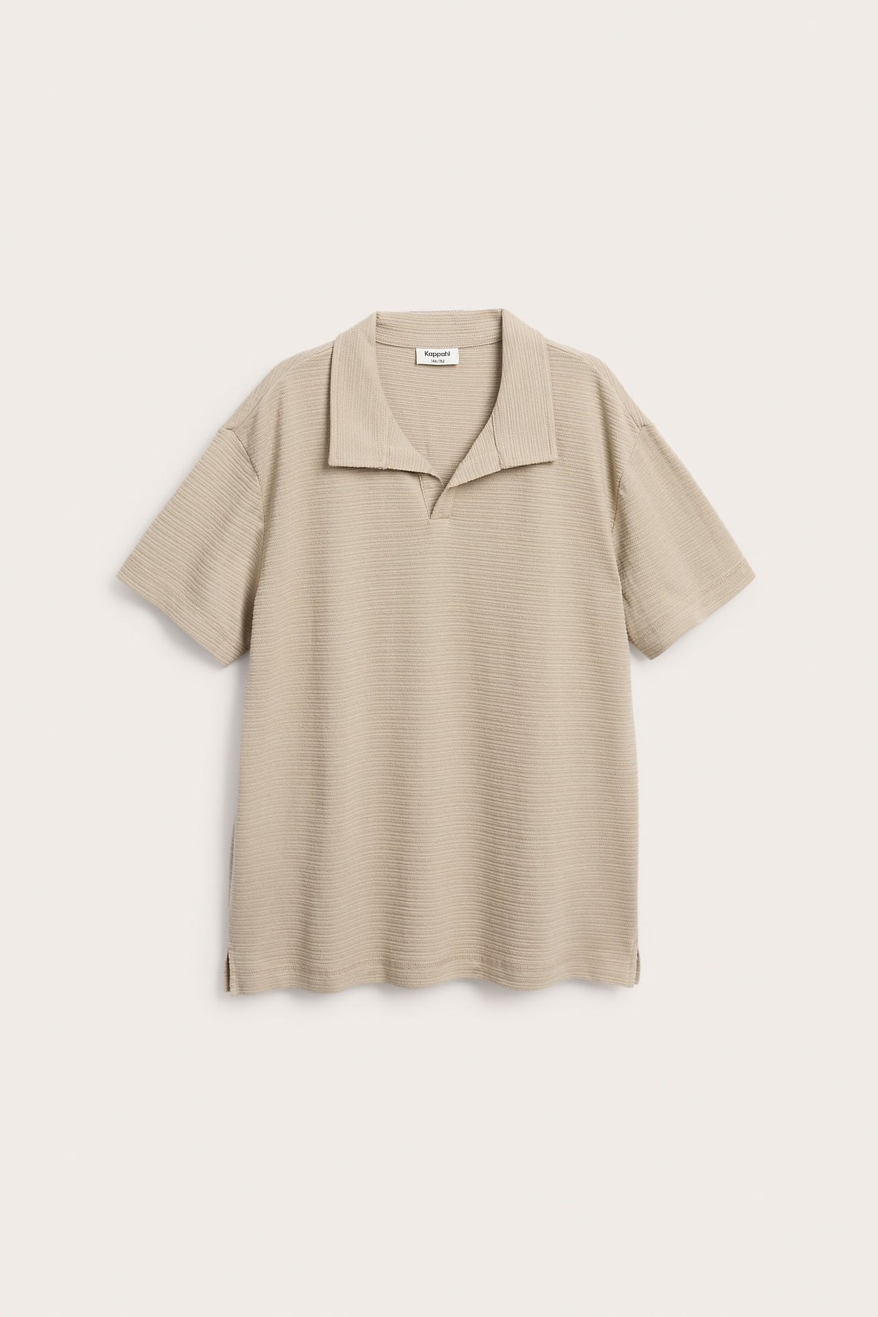 Edestäpäin kuvattu yksivärinen beige pikeepaita joustavasta kankaasta, lyhyillä hihoilla ja avoimella kauluksella.