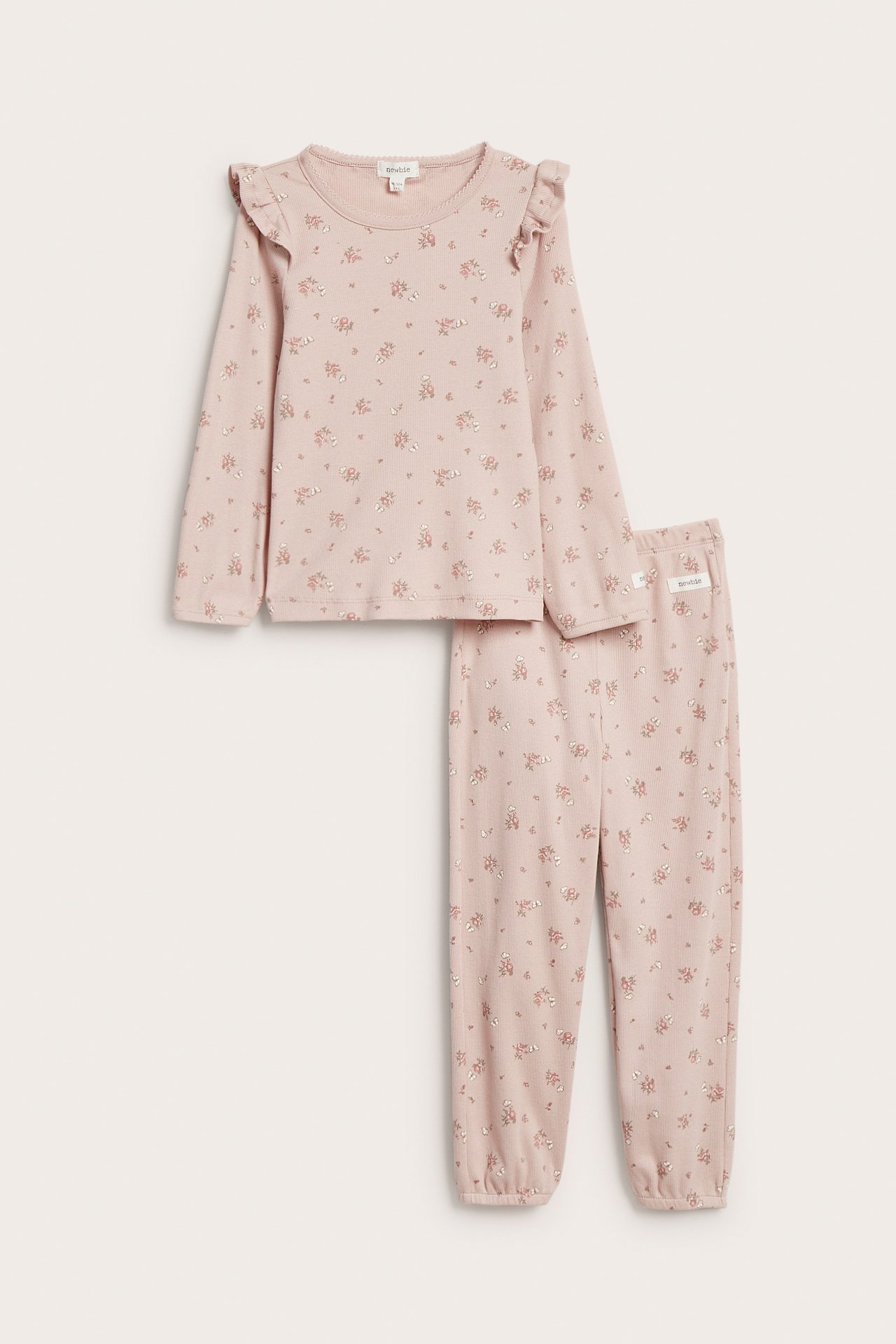 Forfra: Barns rosa blomstrete ribbet pyjamas med volanger på skuldrene og elastiske mansjetter.