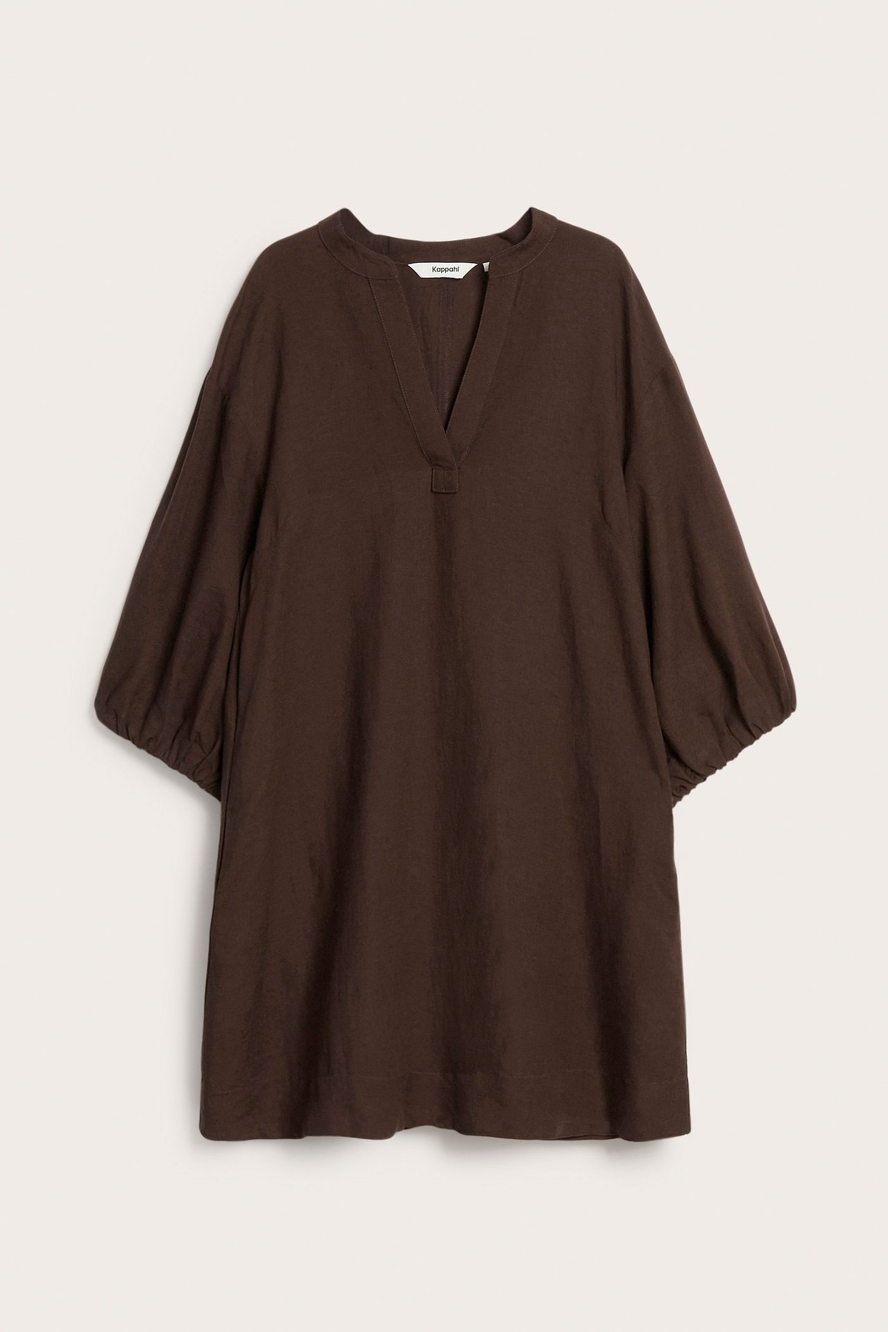 Framsida av en mörkbrun V-ringad klänning i linnemix med lös passform och ballongärmar.