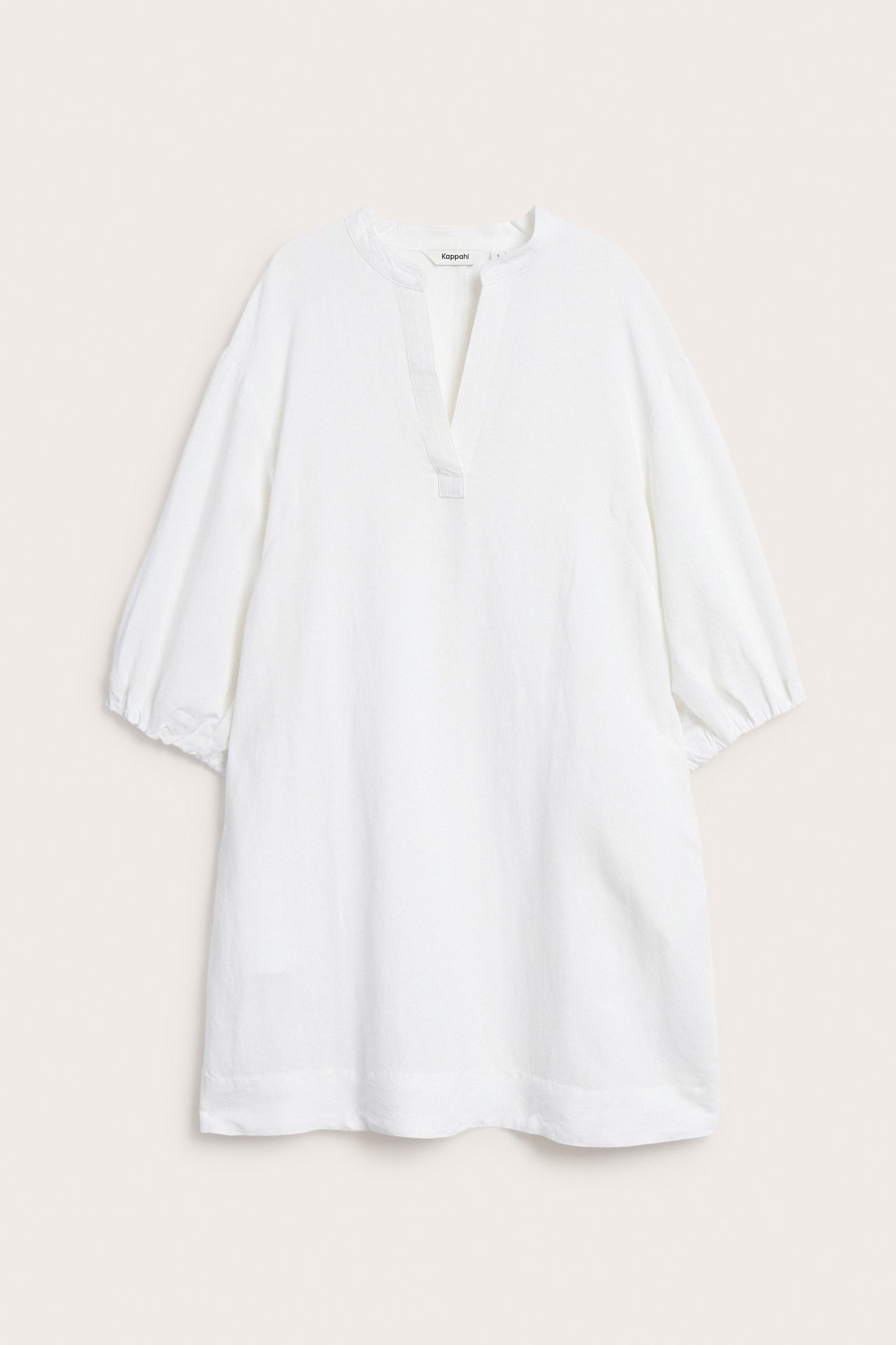 Framifrån, vit V-ringad klänning i linneblandning med lös passform och ballongärmar.
