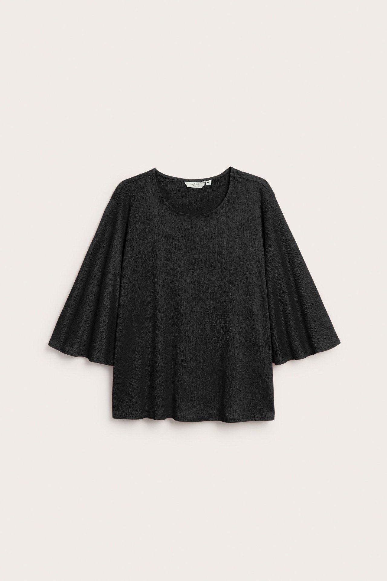 Widok z przodu czarnego, fakturowanego topu imprezowego z szerokimi rękawami typu motyl i okrągłym dekoltem.