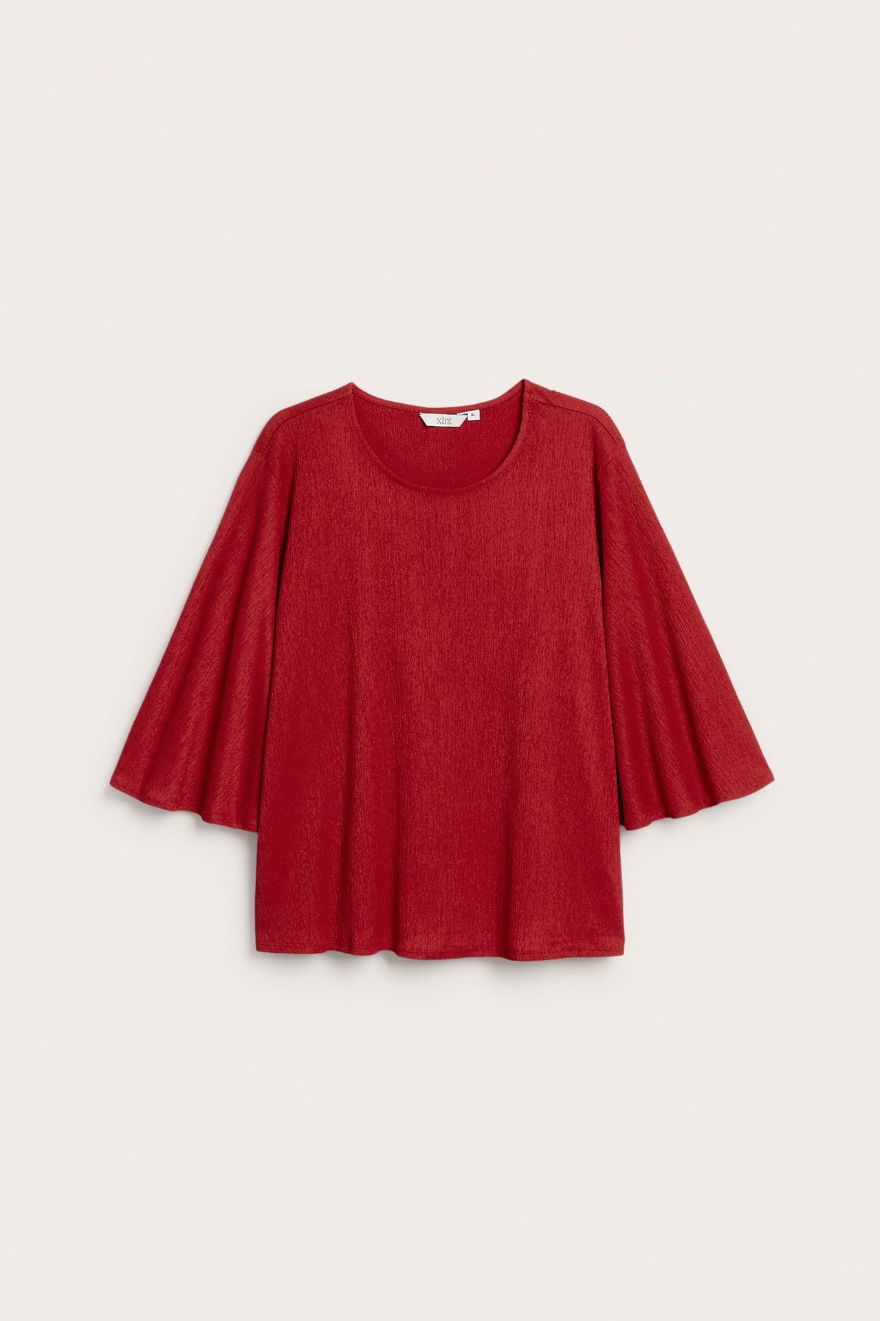 Widok z przodu: czerwony top imprezowy z okrągłym dekoltem i długimi, szerokimi rękawami motylkowymi, teksturowany materiał.