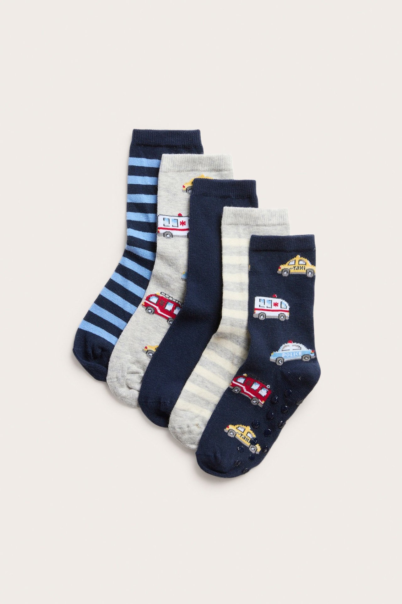 Widok z przodu pięciu par dziecięcych skarpet: paski, pojazdy i antypoślizgowe podeszwy.
