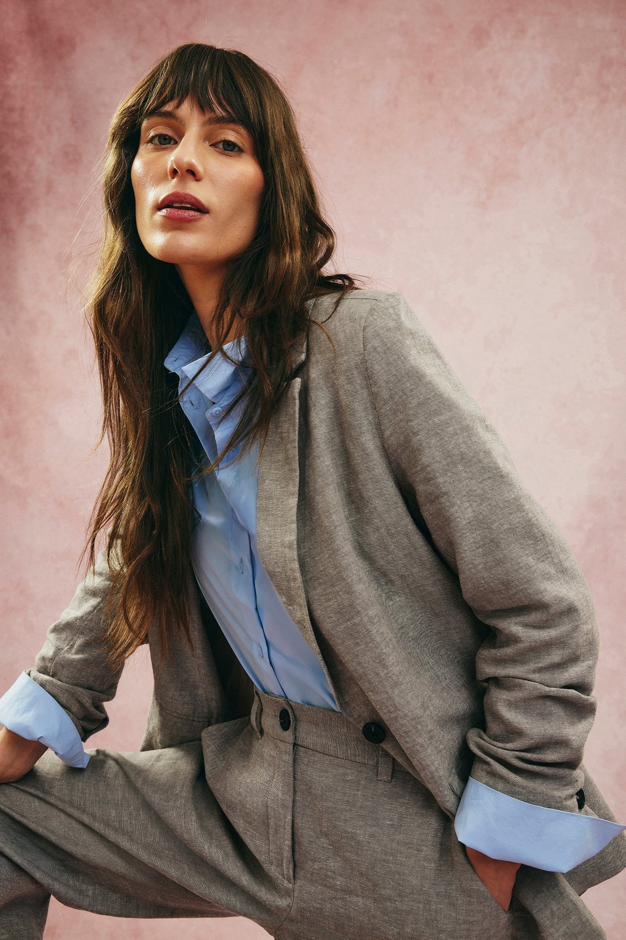 Etunäkymä: Nainen yllään ruskea pellavasekoitekavai, vaaleansininen paita ja yhteensopivat housut.