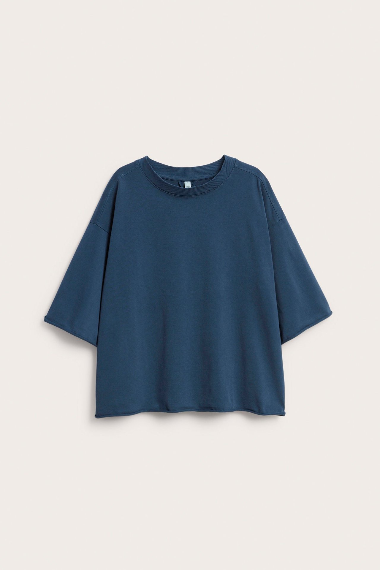 Widok z przodu niebieskiej damskiej bawełnianej koszulki z krótkimi rękawami, efektem sprania i surowymi brzegami.