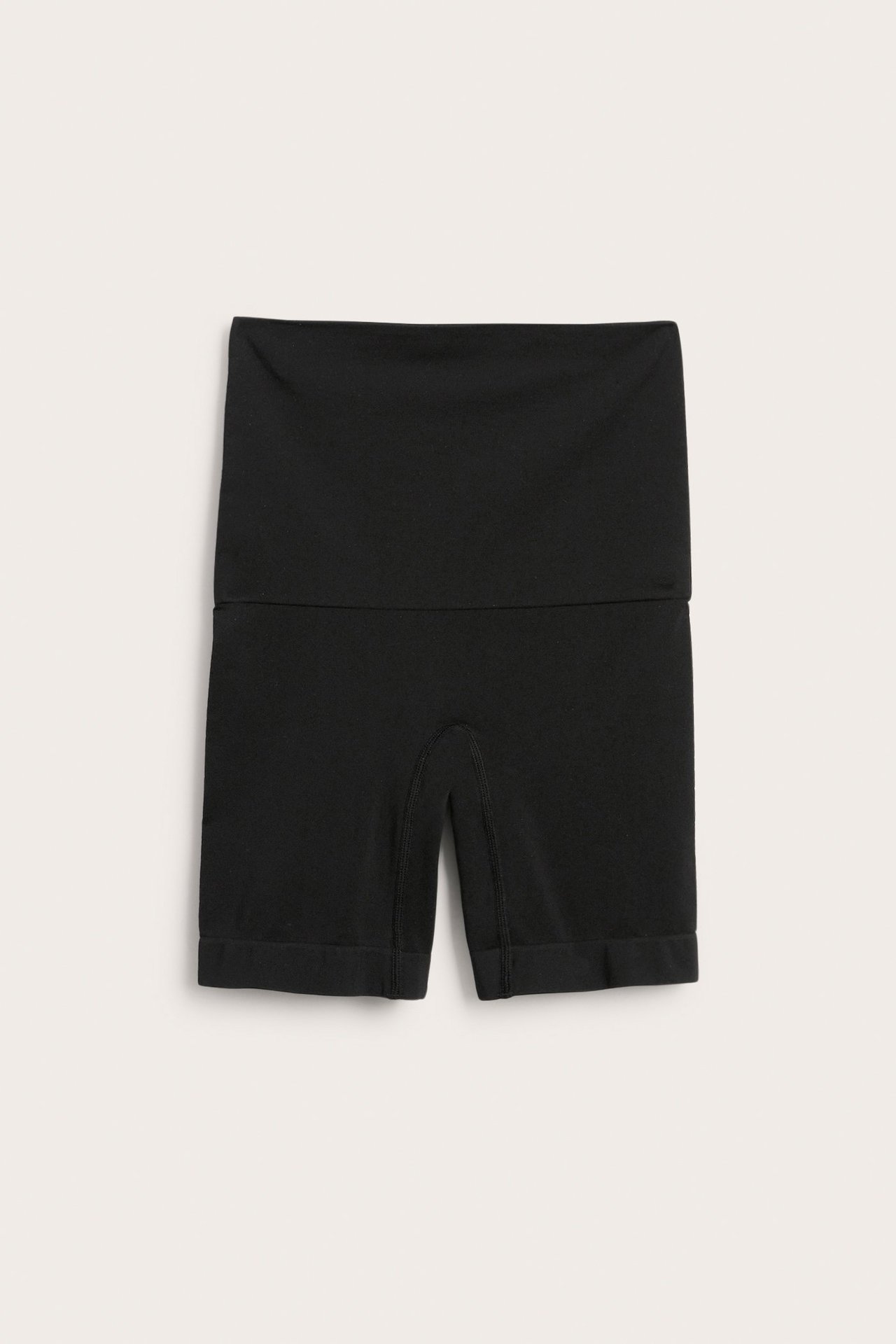 Forfra svarte sømløse, høytlivs shapingshorts med medium form, i polyamid og elastan.