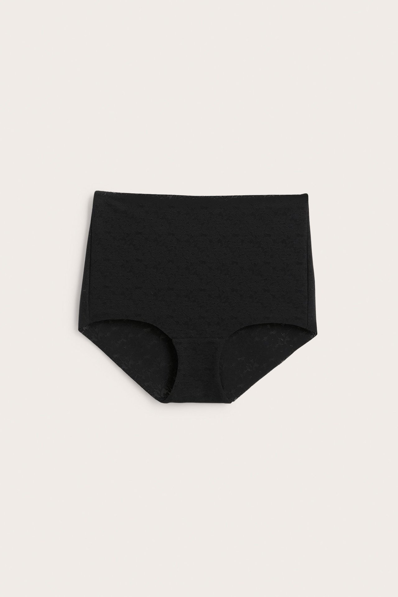 Framifrån, svarta stretchiga spetshipstertrosor med medelhög midja.