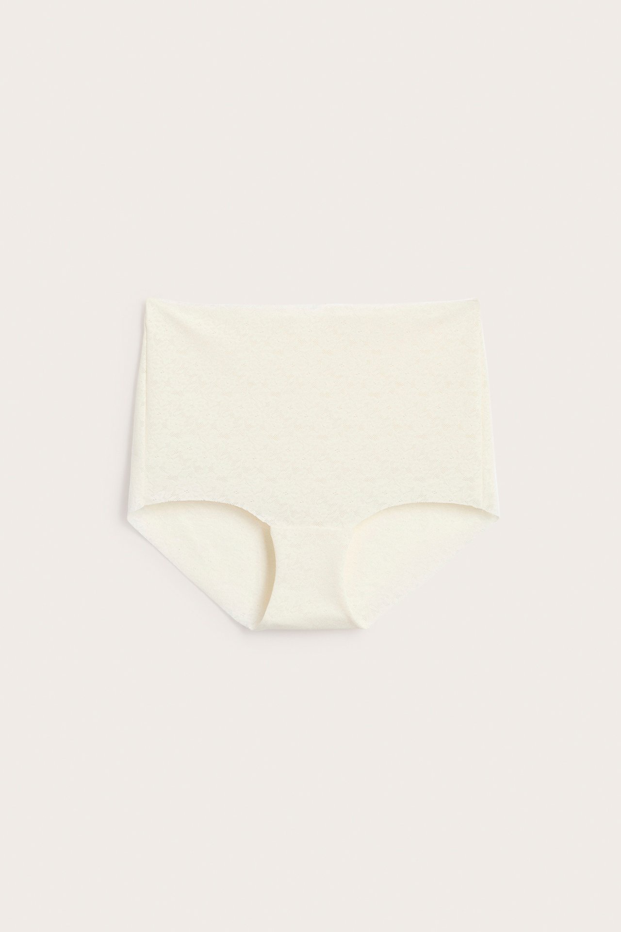 Framifrån: Offwhite stretchig spets-hipstertrosa med rena, osynliga kanter, platt liggande.