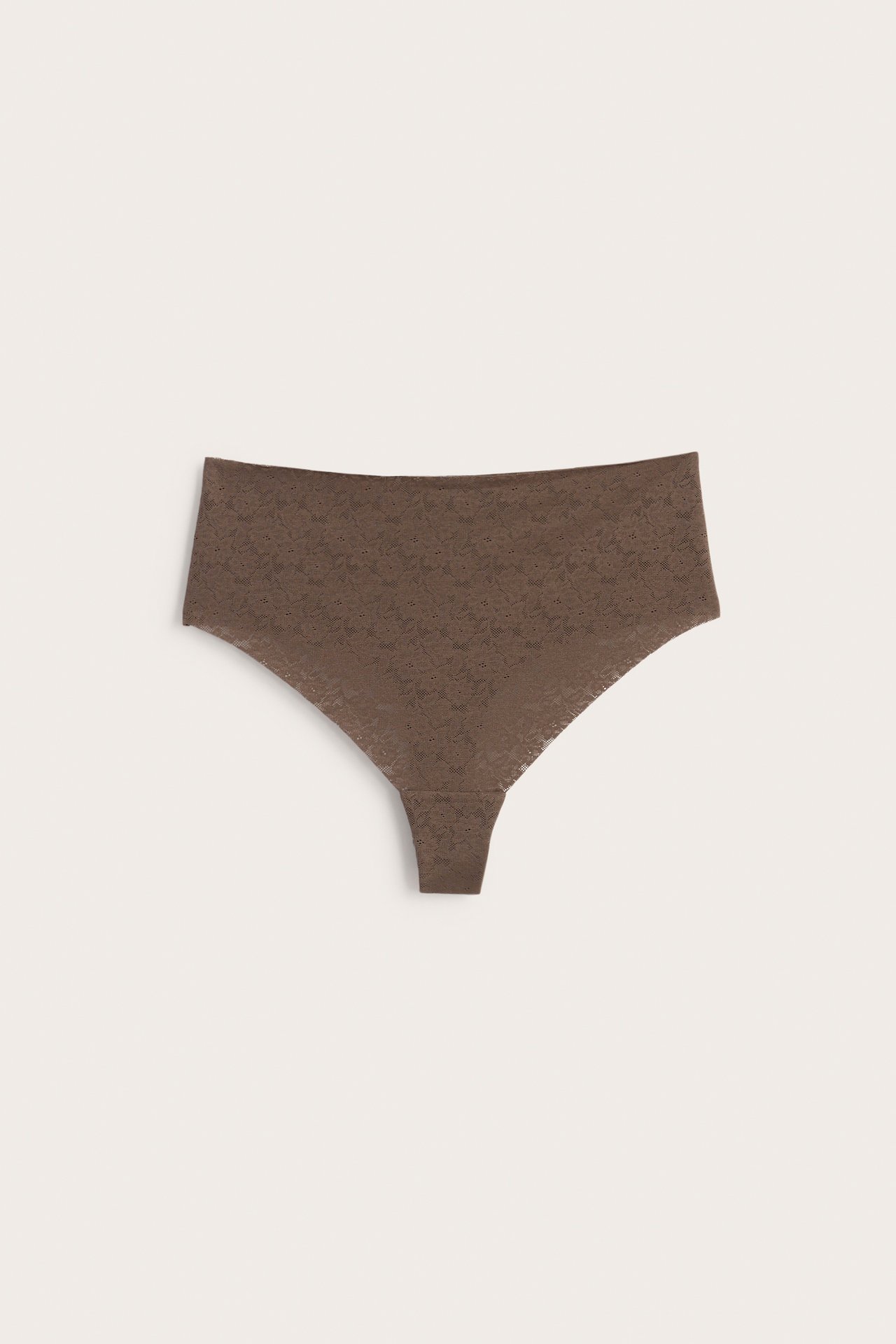 Widok z przodu ciemnobrązowych, wysokich stringów z elastycznej koronki.