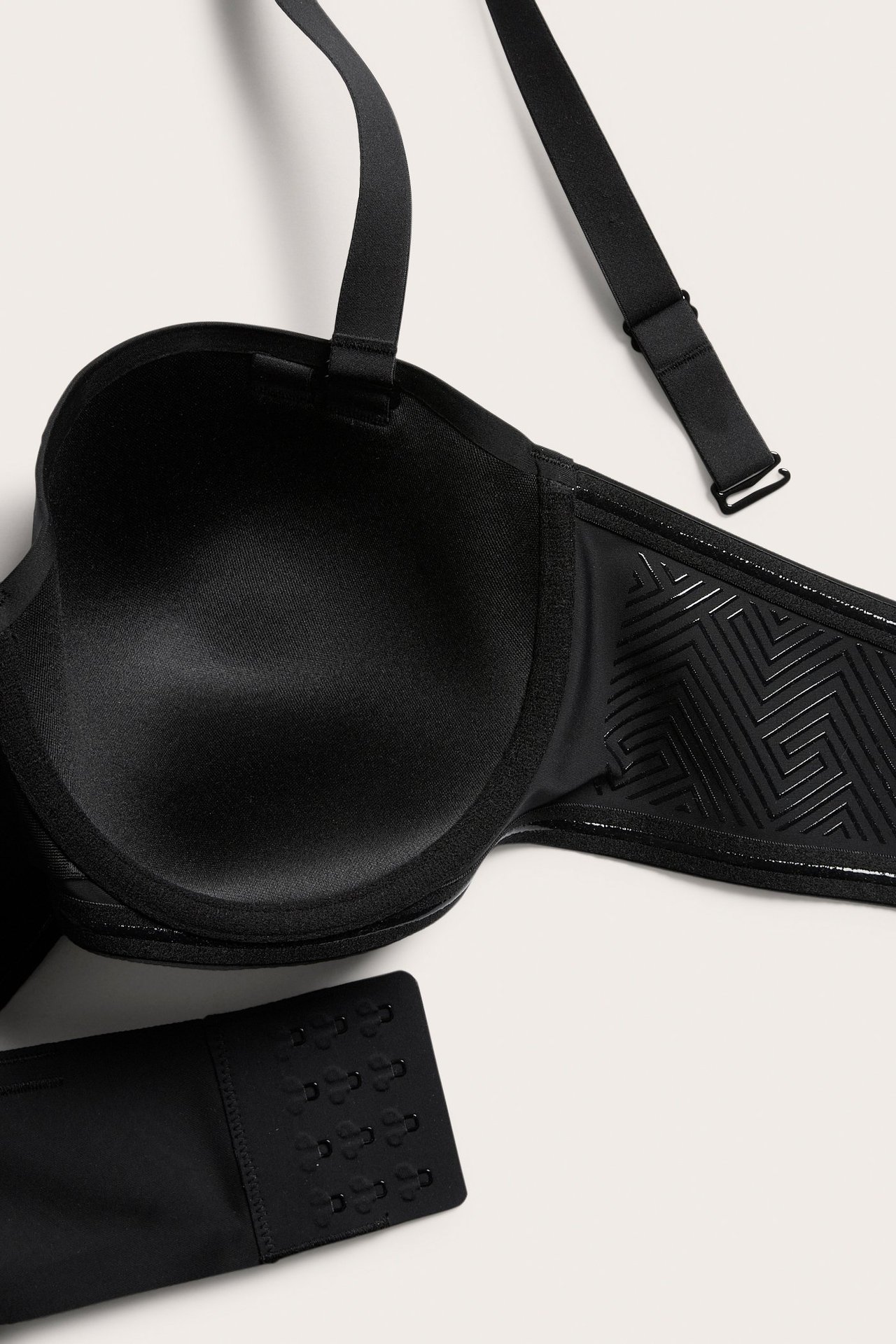 Närbild av en svart balconette-bh i mikrofiber med avtagbara axelband och silikongrepp.
