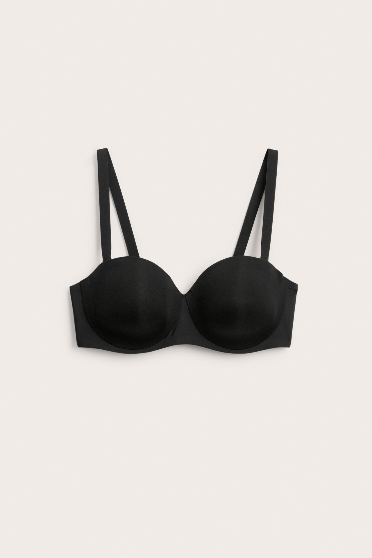 Frontvy av en svart balconette-bh i mikrofiber med justerbara axelband.