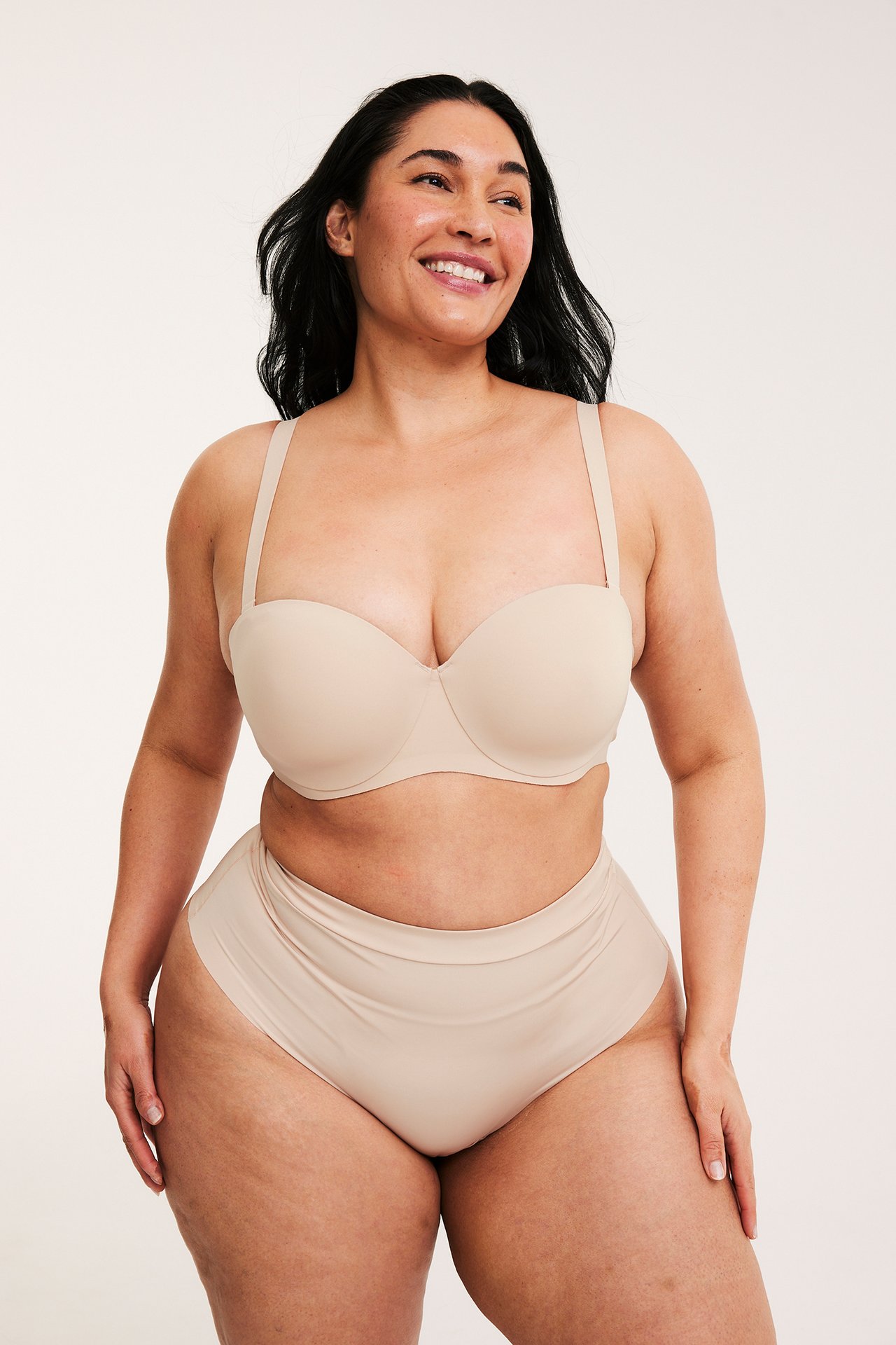 Frontvisning: Kvinne i beige micro balconette-bh med stropper og matchende truser.