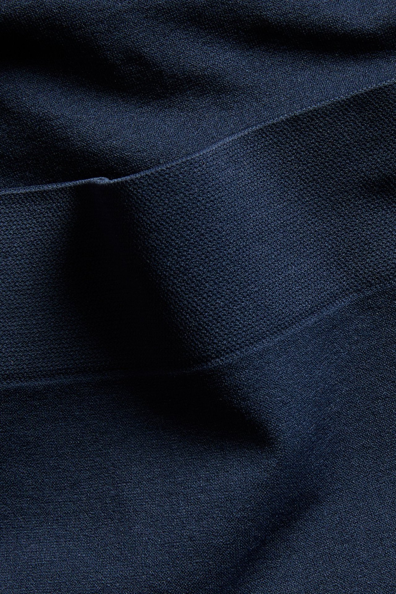 Närbild av en mörkblå sömlös boxertrosa med elastisk midja.