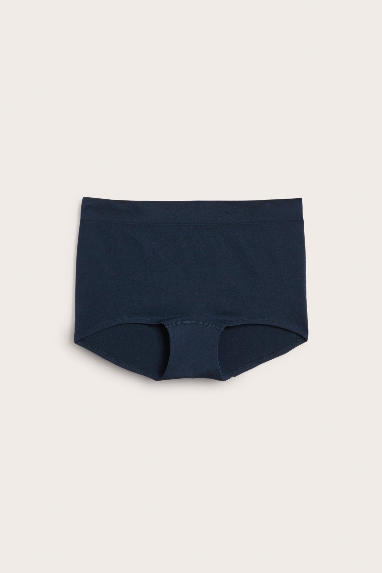 Frontvisning av en mørkeblå sømløs boxer-truser for kvinner, laget av ensfarget polyamid og elastan.