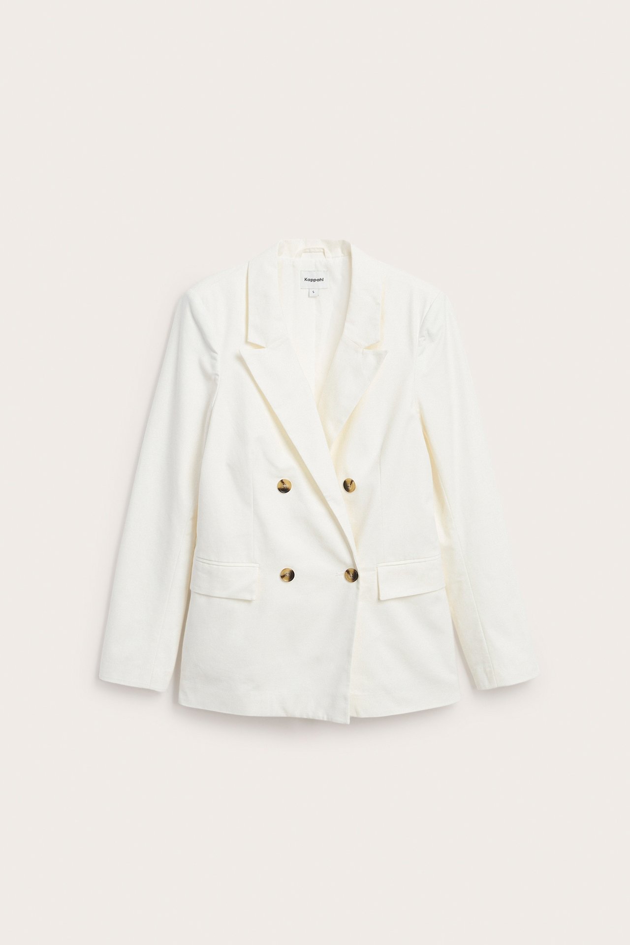 Frontvisning av en hvit ensfarget dobbelkneppet blazer med fire brune knapper og to frontlommer.