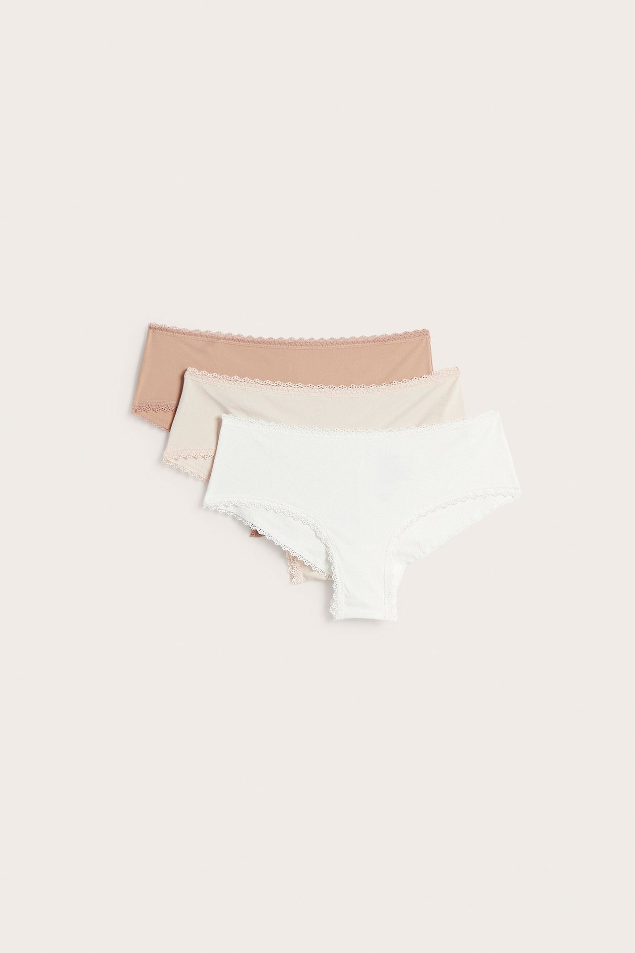 Frontvy av ett 3-pack damtrosor i mikrokvalitet: offwhite, ljusbeige och beige cheeky med spetskant.