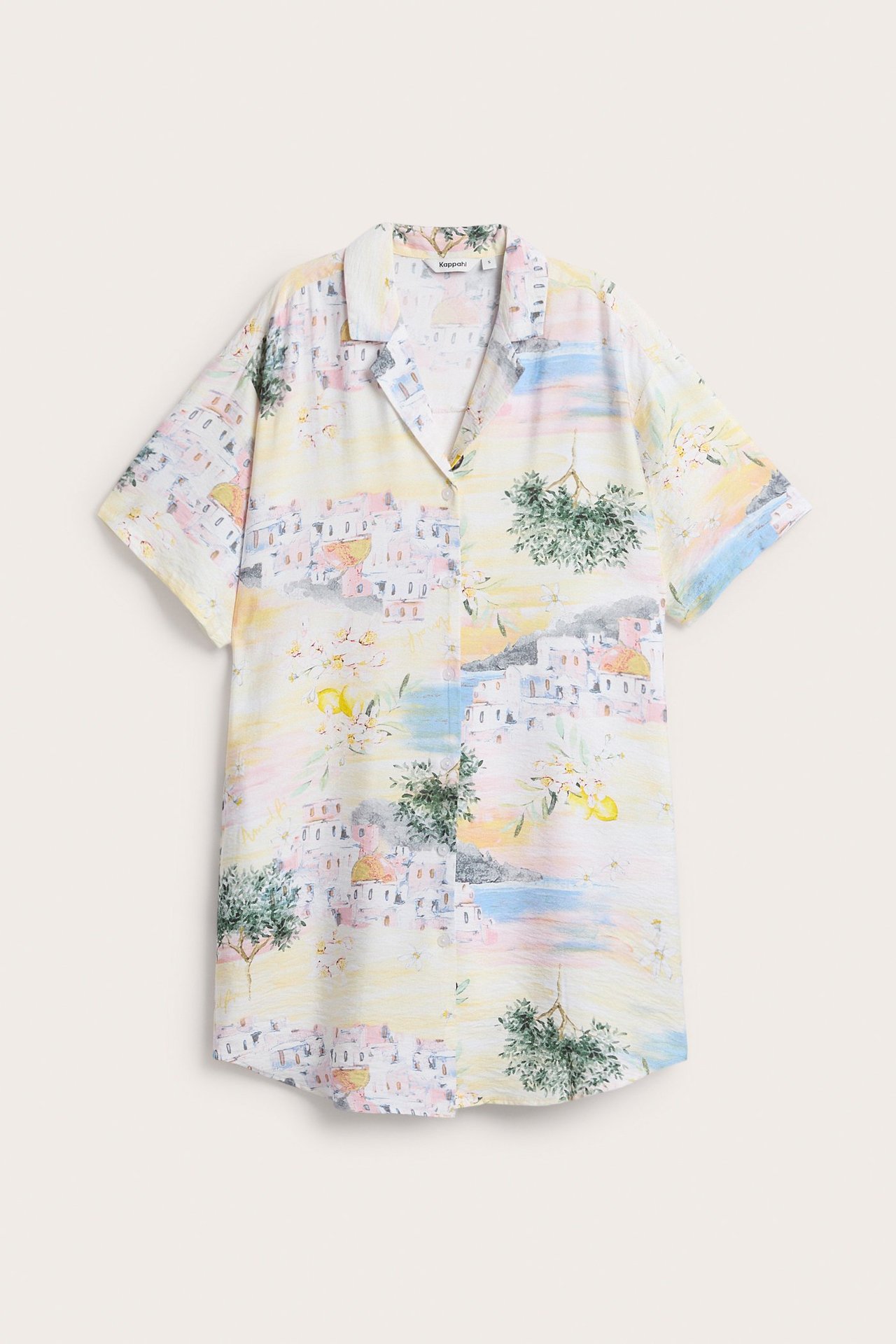 Framifrån, en offwhite kortärmad skjortklänning med färgglatt kuststadstryck och V-ringning.