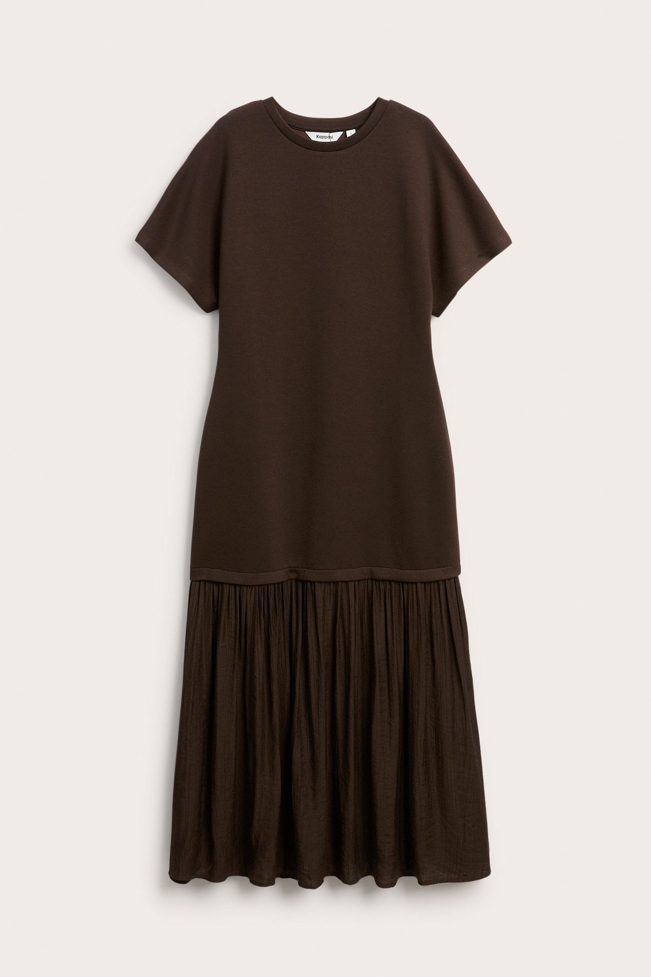Frontvisning av en mørk brun lang kjole med jerseytopp, korte ermer og rynket vevd skjørt.