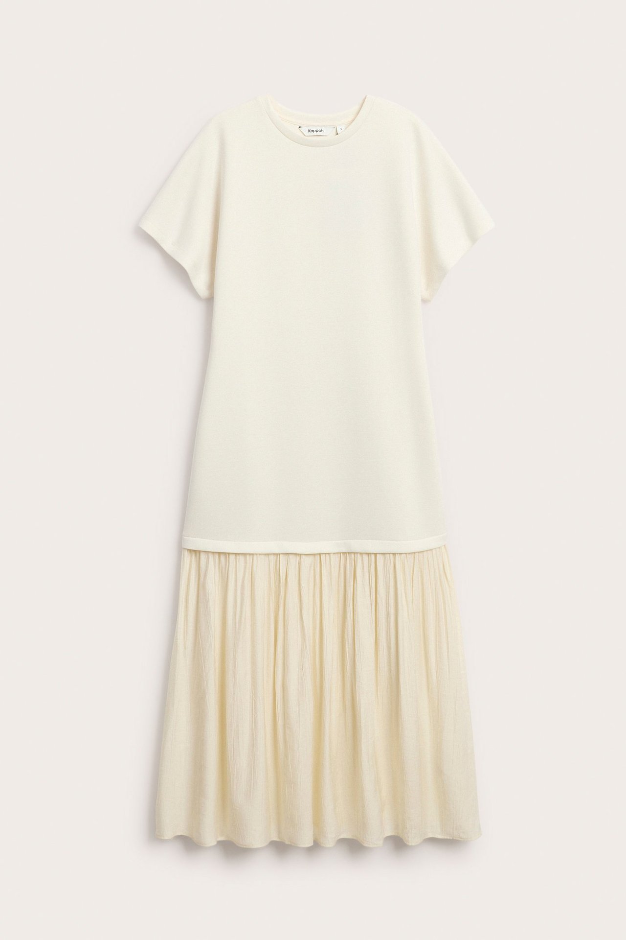 Frontbilde: Offwhite lang kjole med korte ermer, jerseytop og vevd rynket skjørt.