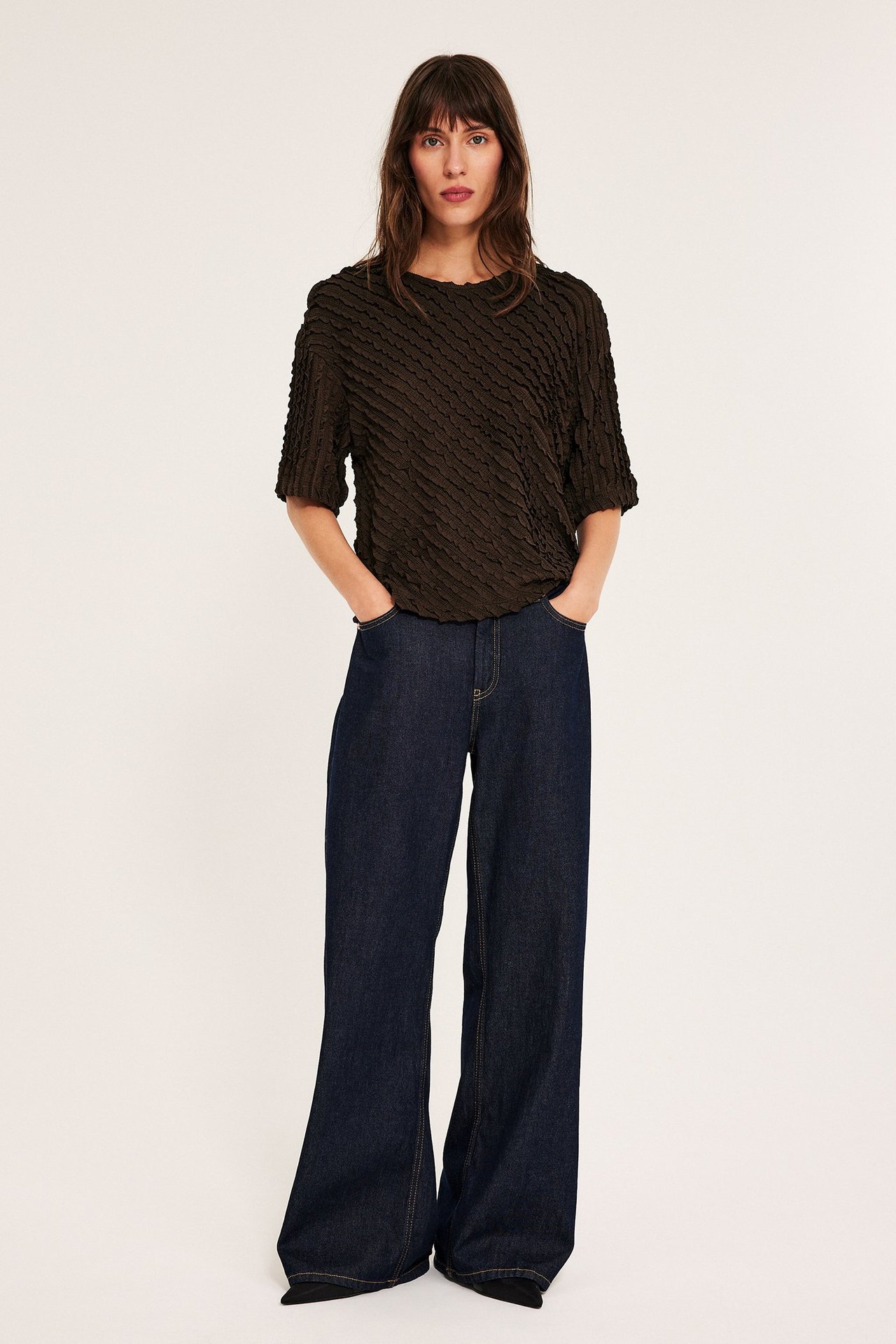 Mørkbrun, strukturert topp av elastan og polyester, kort ermet, kvinne, frontvisning.