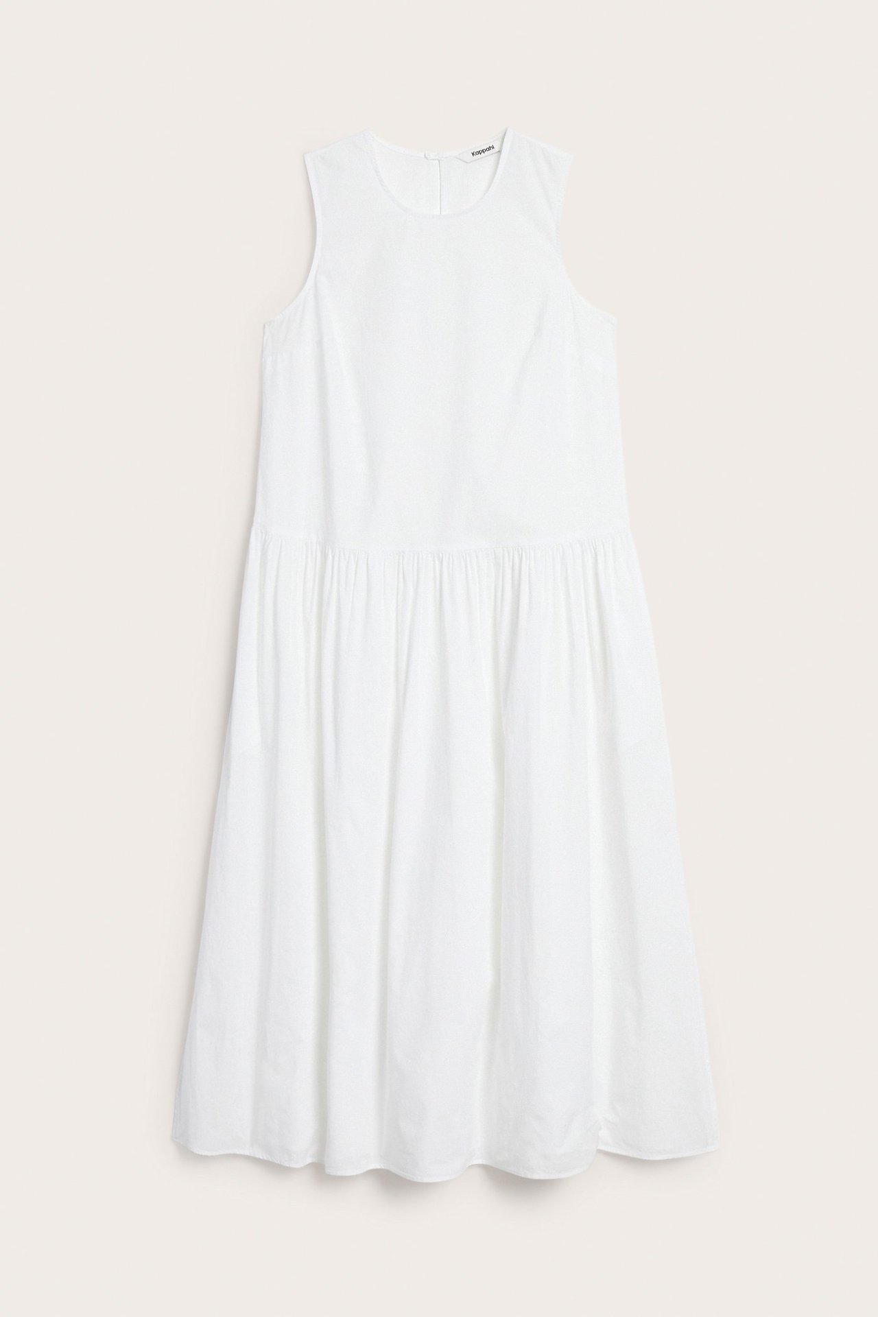 Edestä näkymä valkoisesta, hihattomasta, väljästä puuvillamekosta, jossa rypytetty vyötärö.