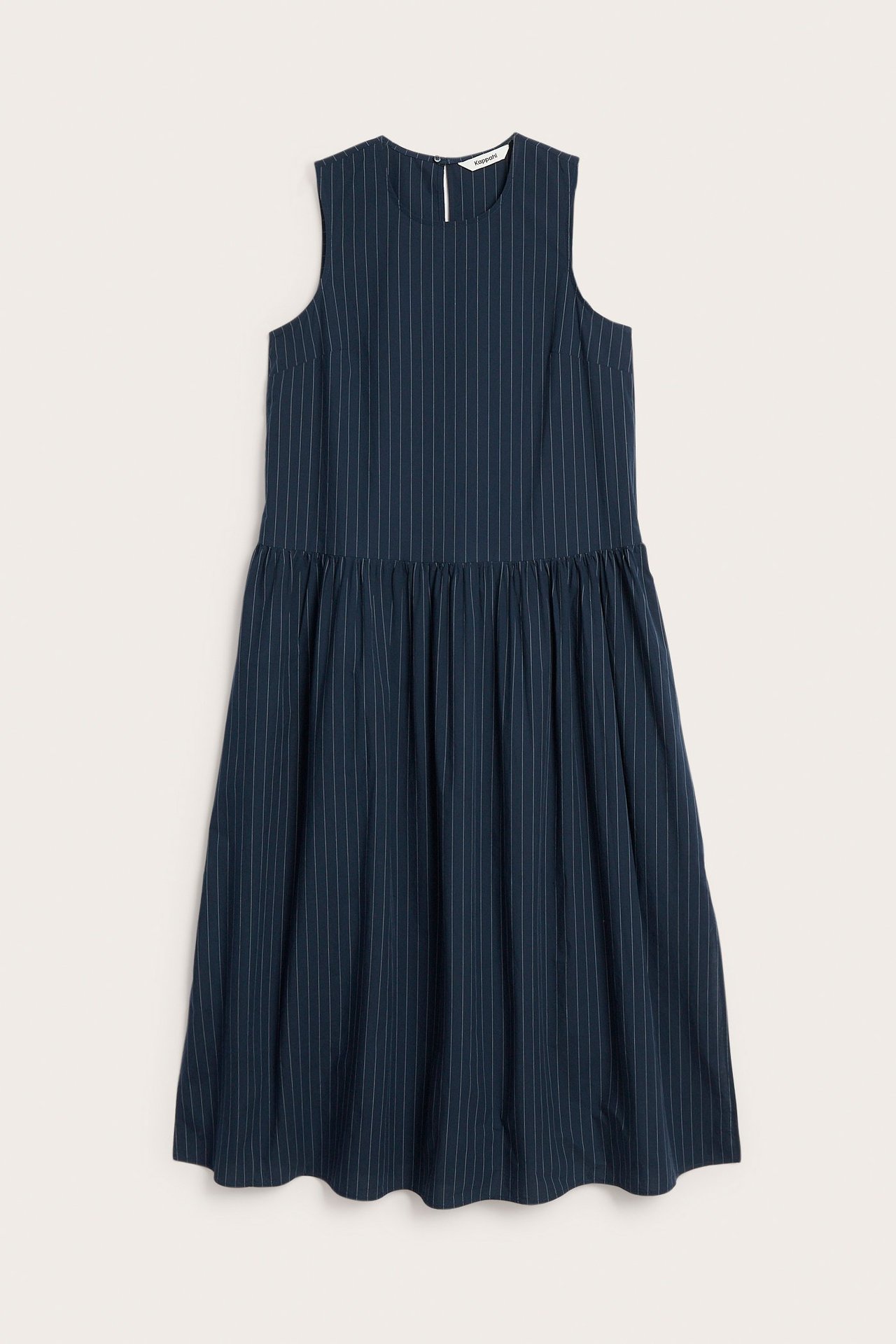 Edestä: Tummansininen hihaton puuvillamekko valkoisilla pystyraidoilla, väljä ja rypytetty malli.